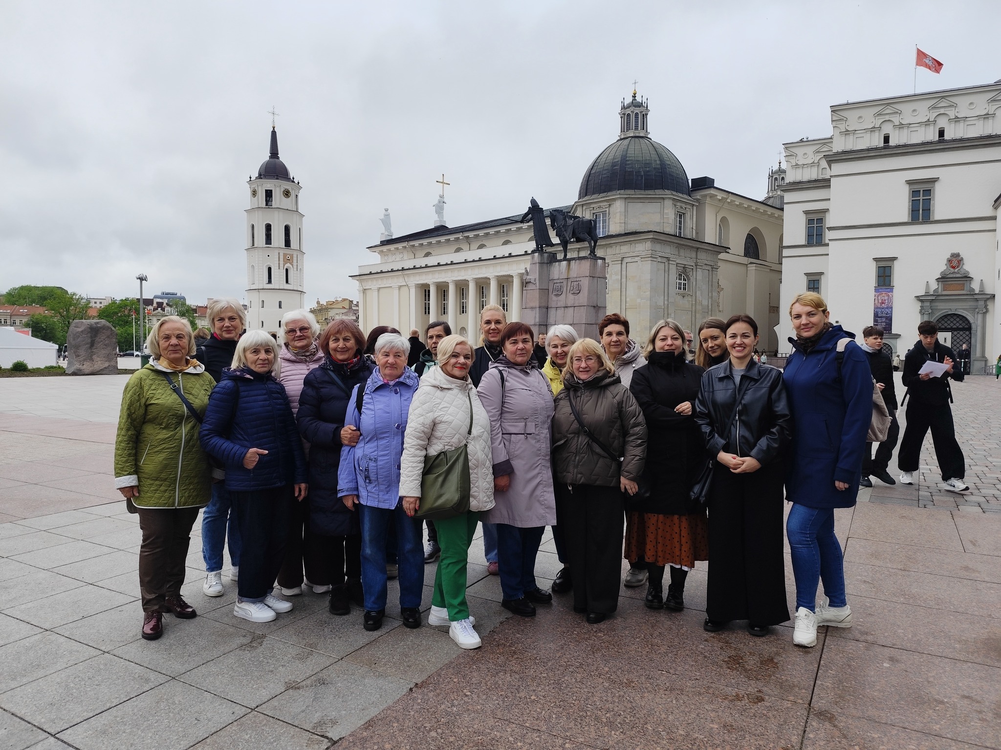 🌹Gegužės 19 d. bibliotekos Knygų klubo bei Varėnos miesto sveikatingumo klubo „Ropė“ narės keliavo į Vilnių, kur dalyvavo gidės Liudos Matonienės ekskursijoje „Vilniaus meilės stotelės“. Tai pasakojimas apie žmones, kurių meilė paliko pėdsakus miesto istorijoje.
🌹Paklaidžiojome senamiesčio gatvelėmis ir kiemeliais, prisiminėme ne tik žymius poetus Adomą Mickevičių ir Julijų Slovackį, kompozitorius Stanislovą Moniušką ir Mikalojų Konstantiną Čiurlionį, Vilniaus universiteto profesorius, didikus, pirklius, bet ir paprastus miestiečius. Išgirdome 12 pasakojimų patvirtinančių, kad Vilnius – miestas statytas su meile ir iš meilės.
Projektą „Sociokultūrinė Varėnos miesto gyventojų įtrauktis per kūrybą ir patirtis“ Bendrai finansuoja Europos Sąjunga.
#varėnosviešojibiblioteka #varėnoskraštas #varėnosbiblioteka #edukacija #knygųklubas #KnygųKlubas #ekskursija #vilnius #vilniaussenamiestis #istorija #VVG #projektai #ESProjektai