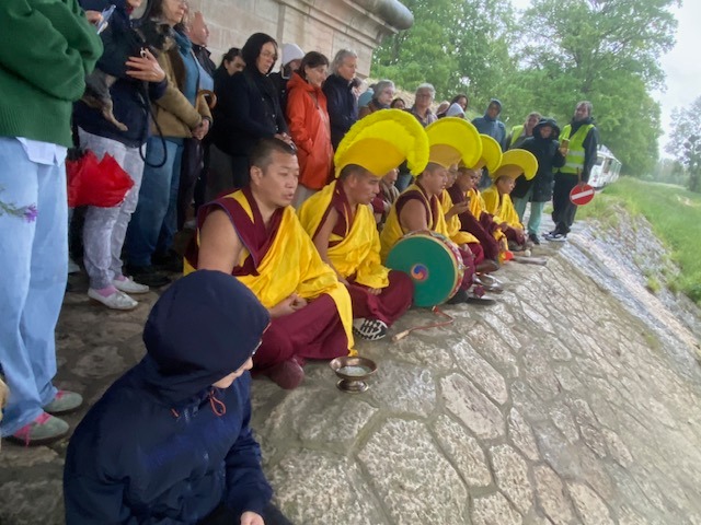 Vous avez été nombreux à partager vos ressentis après la semaine « Sagesses Vivantes du Tibet » 🙏
Et beaucoup nous ont posé la même question :
“Comment retrouver ces instants suspendus ?”
“Comment aller plus loin ?”
Nous vous avons entendus ✨
À partir de cet été, nous proposerons régulièrement :
🧘♂️ des méditations guidées
🔔 des bains de gongs
🌿 ainsi que de nouveaux temps de pratique et de reconnexion
L’idée est simple :
offrir des espaces pour ralentir, respirer, se recentrer… et retrouver cette qualité de présence vécue pendant la semaine tibétaine.
Et pour celles et ceux qui souhaitent aller plus loin et devenir plus autonomes dans leur pratique, notre Académie d’été est ouverte 🌞
Bols chantants, gongs, tambour, diapasons, litho-énergie, relaxation sonore, méditation guidée…
Vous pouvez choisir l’outil qui vous appelle le plus.
Ou simplement venir découvrir celui qui résonnera avec vous ✨
Des questions ? Nous sommes là 🙏