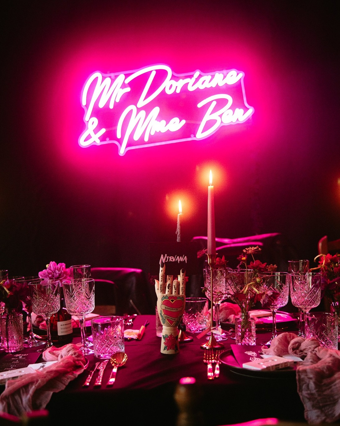 • 𝙿𝚒𝚗𝚔 & 𝙱𝚕𝚊𝚌𝚔
• Doriane a prononcé les mots magiques quand elle m'a dit "Bon... notre déco est un peu particulière : on est partis sur du rose et du noir...", et puis aussi "Tu connais Friends un peu ? On a choisi une petite phrase en clin d'œil à la série : Mr Doriane & Mrs Ben".
• Ils ont fini de conquérir mon coeur quand, avec Ben, ils ont prononcé les lettres suivantes "P-U-N-K-R-O-C-K" 🖤
• Et vous, vous êtes encore greffés aux tendances ou vous laissez votre âme parler ?
📷 @chloedaumal⚡️
------
Je suis Mélodie, fondatrice de l'agence aimedeuxfois. Spécialisée dans l'organisation et la décoration de mariages émotionnels, j'accompagne les couples en quête de sérénité et de créativité venant de toute la France et de l'étranger ✌️
#mariage #mariagesudouest #weddingvibes #weddingplannerbordeaux #instamariage #wedding #inspirationmariage #WeddingVibes #WeddingInspiration #colorfulwedding #weddingflowers #frenchwedding