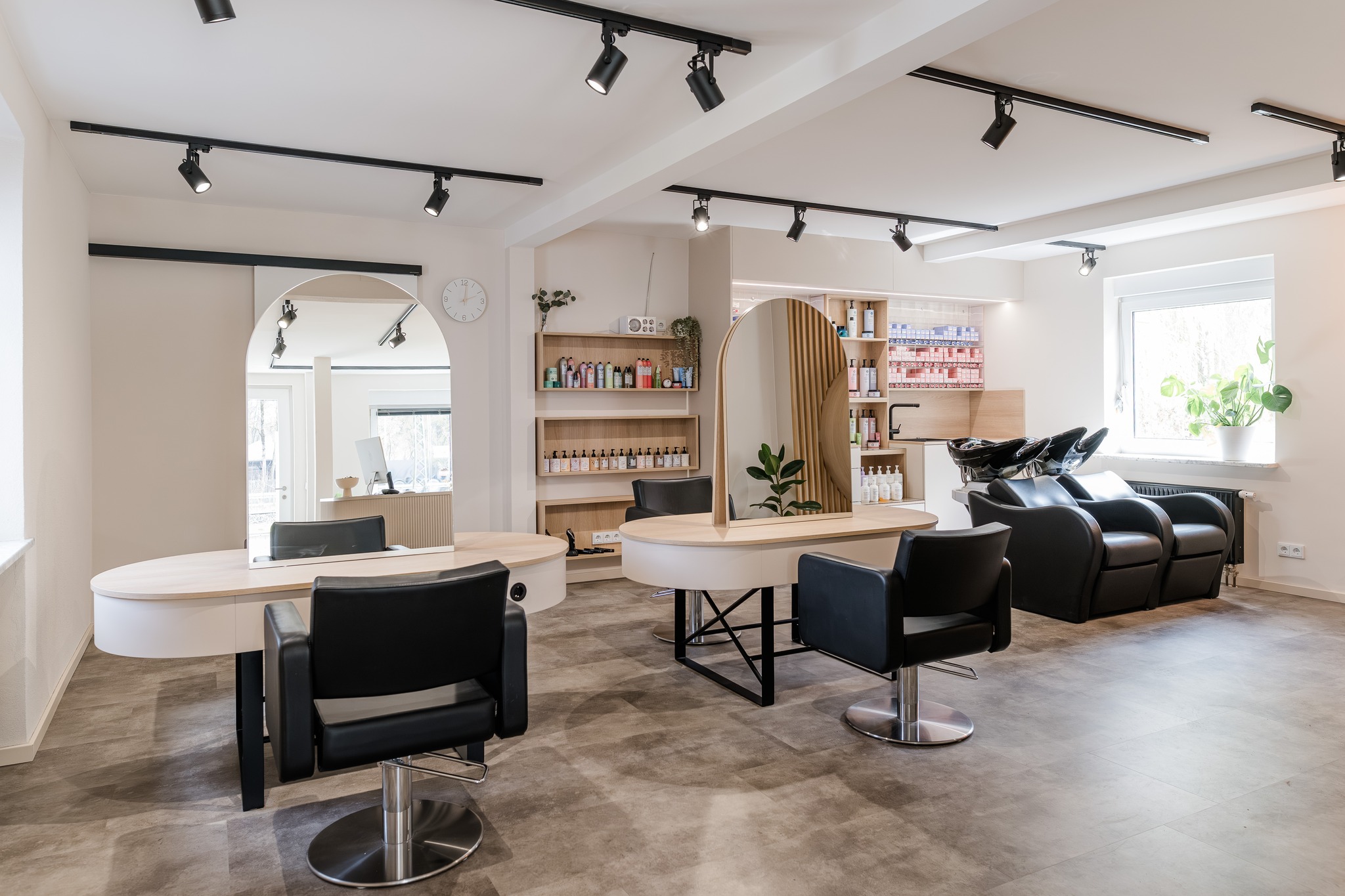 ✨ Klare Linien, warme Materialien und ein Raum zum Wohlfühlen.
Für diesen modernen Friseursalon durften wir Einrichtung und Atmosphäre perfekt miteinander verbinden – funktional für den Alltag und gleichzeitig ein echter Hingucker. 💇♀️🪵
Maßgefertigte Arbeitsplätze, harmonische Formen und hochwertige Materialien machen den Unterschied.
#stöckertschreinerei #innenausbau #objekteinrichtung #friseursalon #handwerkmitstil #maßarbeit #schreinerei