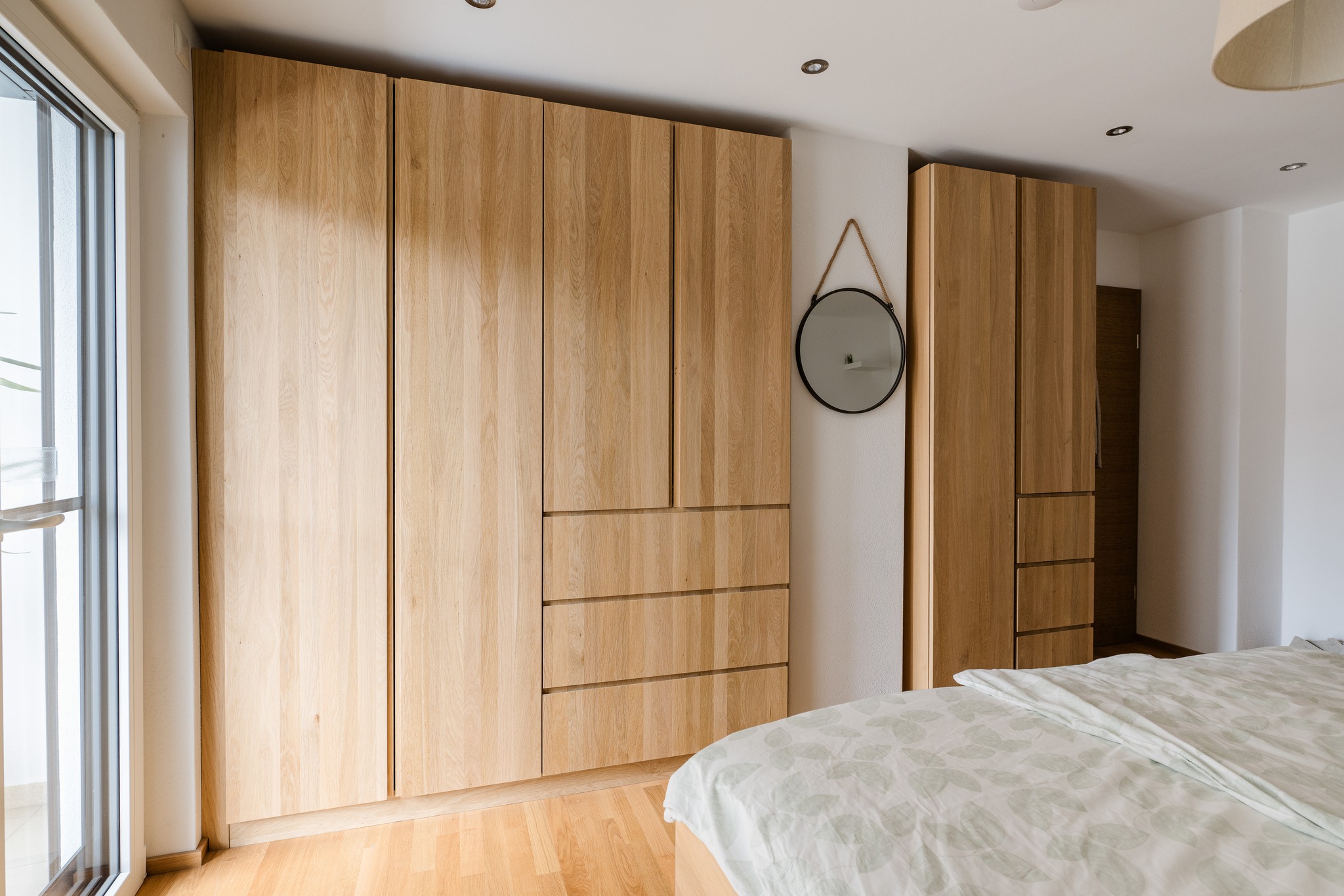 Stauraum kann so schön aussehen 🤍🪵
Dieser maßgefertigte Einbauschrank fügt sich perfekt in den Raum ein und schafft eine warme, ruhige Atmosphäre im Schlafzimmer.
Klare Linien, natürliche Holzoptik und jede Menge Platz – individuell geplant und passgenau gefertigt bis unter die Decke. 👌
So wird aus Stauraum ein echtes Designstatement. ✨
#stöckertschreinerei #einbauschrank #schlafzimmerdesign #maßmöbel #innenausbau #holzliebe #schreinerei #wohninspiration