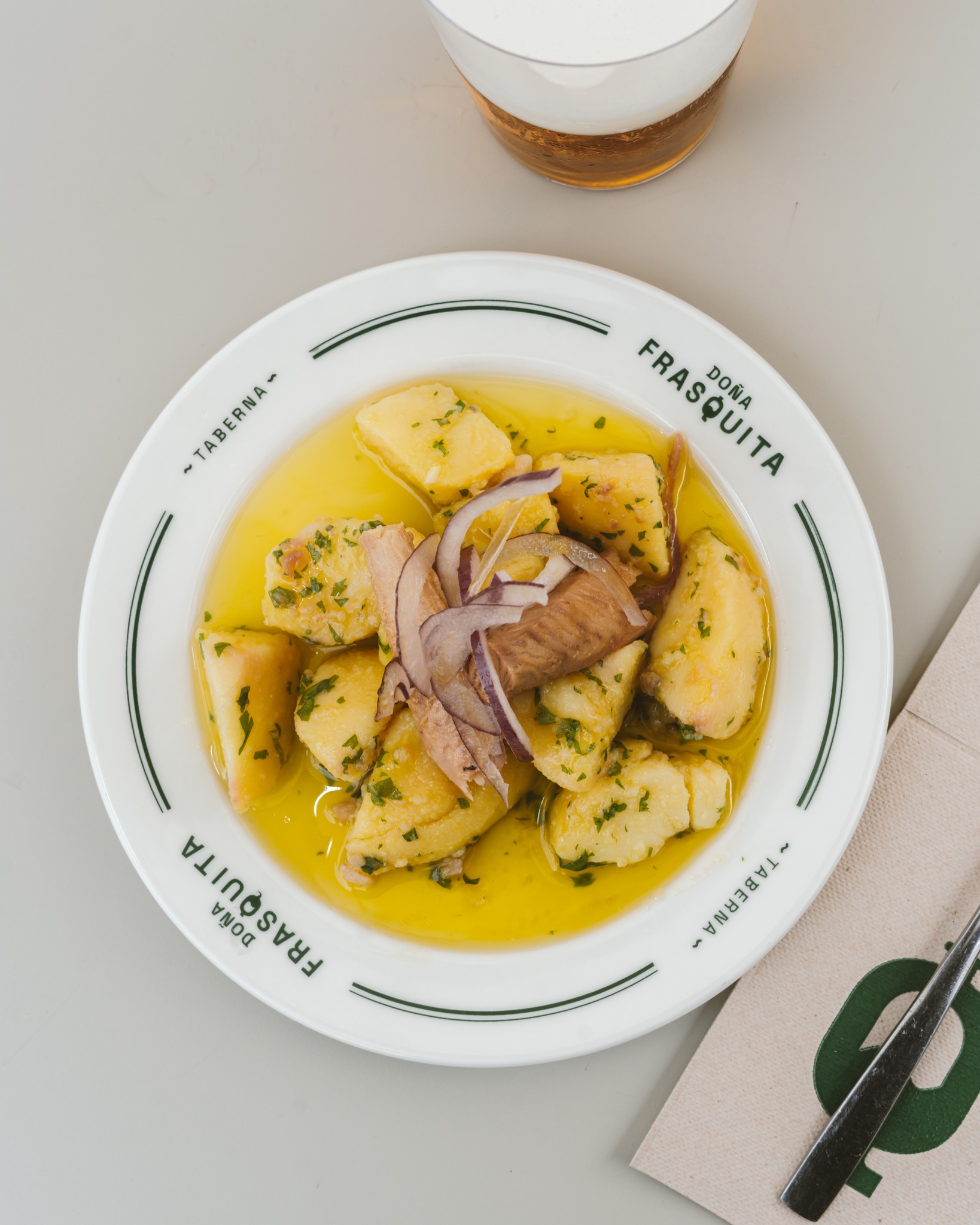 👏🏽 ¡Esas papitas aliñas! Que a mas de uno se le ilumina la cara al verlas llegar a la mesa...
Sencillas, frescas y llenas de sabor, con ese aliño y su melvita fresca que las hace irresistibles.
¿Donde sino? 📍José López Rodríguez N7
-
#taberna #sanfernando #doñafrasquita #cocina