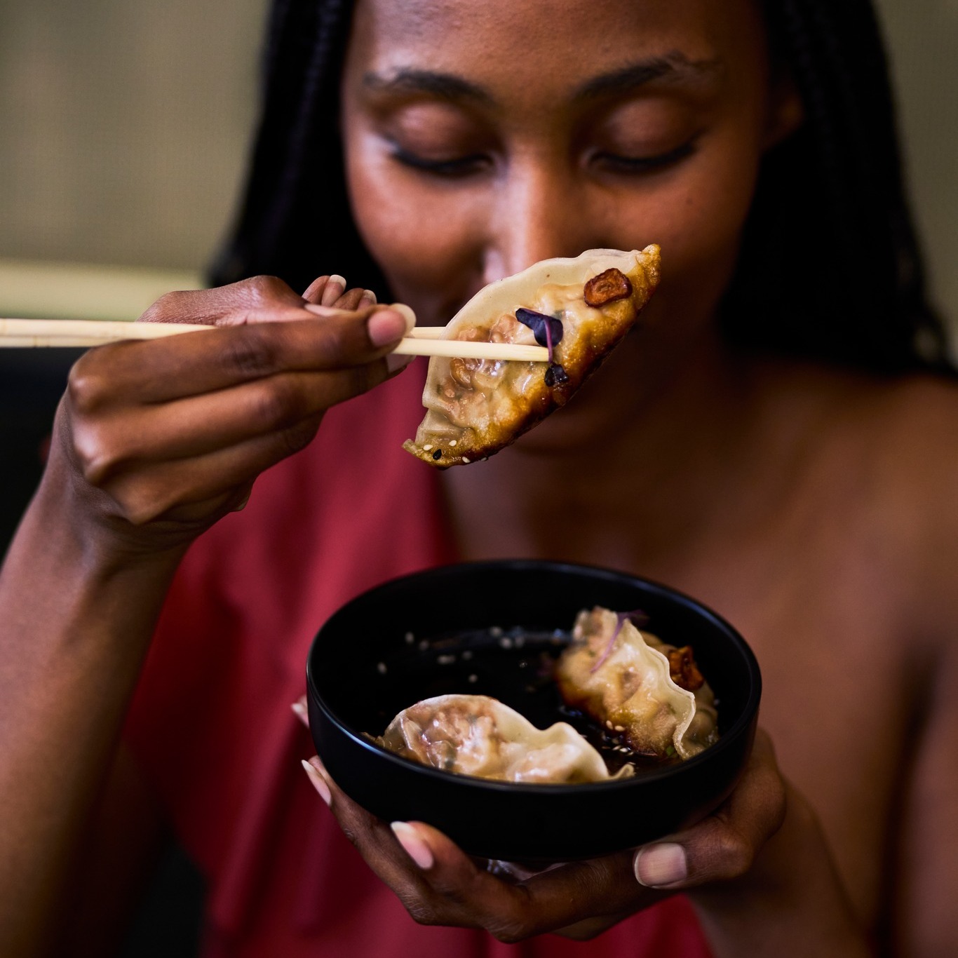 The Crunch You Crave Golden crust, tender filling. 🥟
Our Hoisin Chicken & Asparagus Potstickers are the perfect balance of sweet, savoury, and snap. Don’t skip the soy dip.
Join us at Urban Umami today to get your fix - book your table via the link in our bio.
#urbanumami #potstickers #getyourfix #centurycity