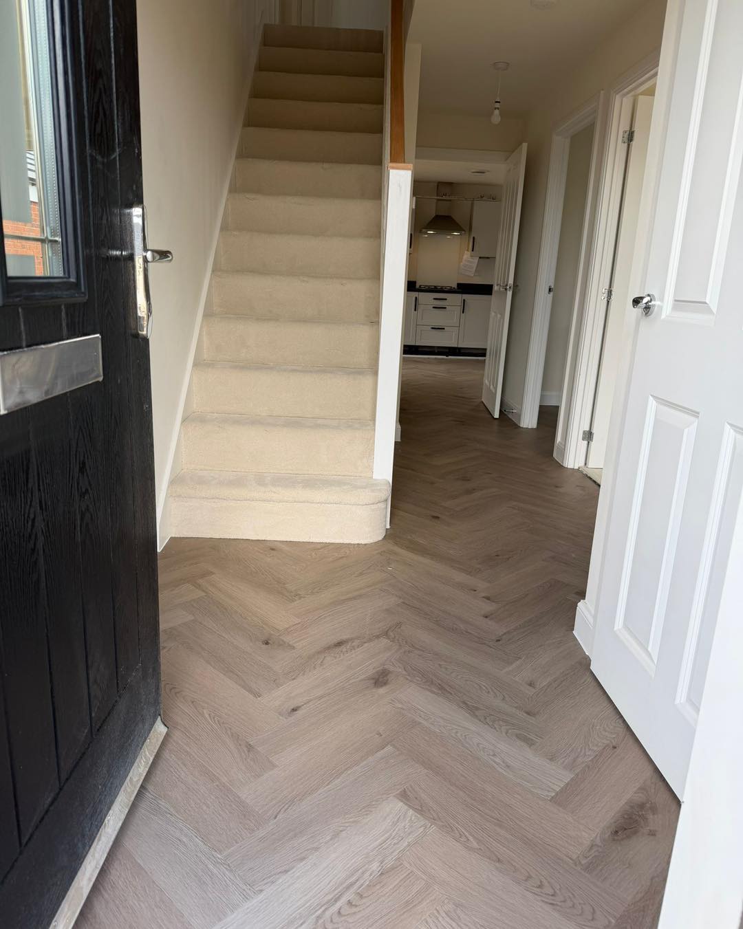 Want to save up to £5000?
Get better products at the same time?
Use us to fit out your new build 🏡
We save the client over £3500 on this house and the builder couldn’t even fit herringbone lvt 🤯
cormarcarpets silken serenity carpet in the colour blythe barley to beds, stairs, land and lounge
Fitted on 10mm underlay with exclusive nickel doorbars
Mountain oak herringbone lvt to ground floor
Bathrooms and one bedroom in vinyl
Expertly fitted by Stafford’s finest alexlunn_ and team