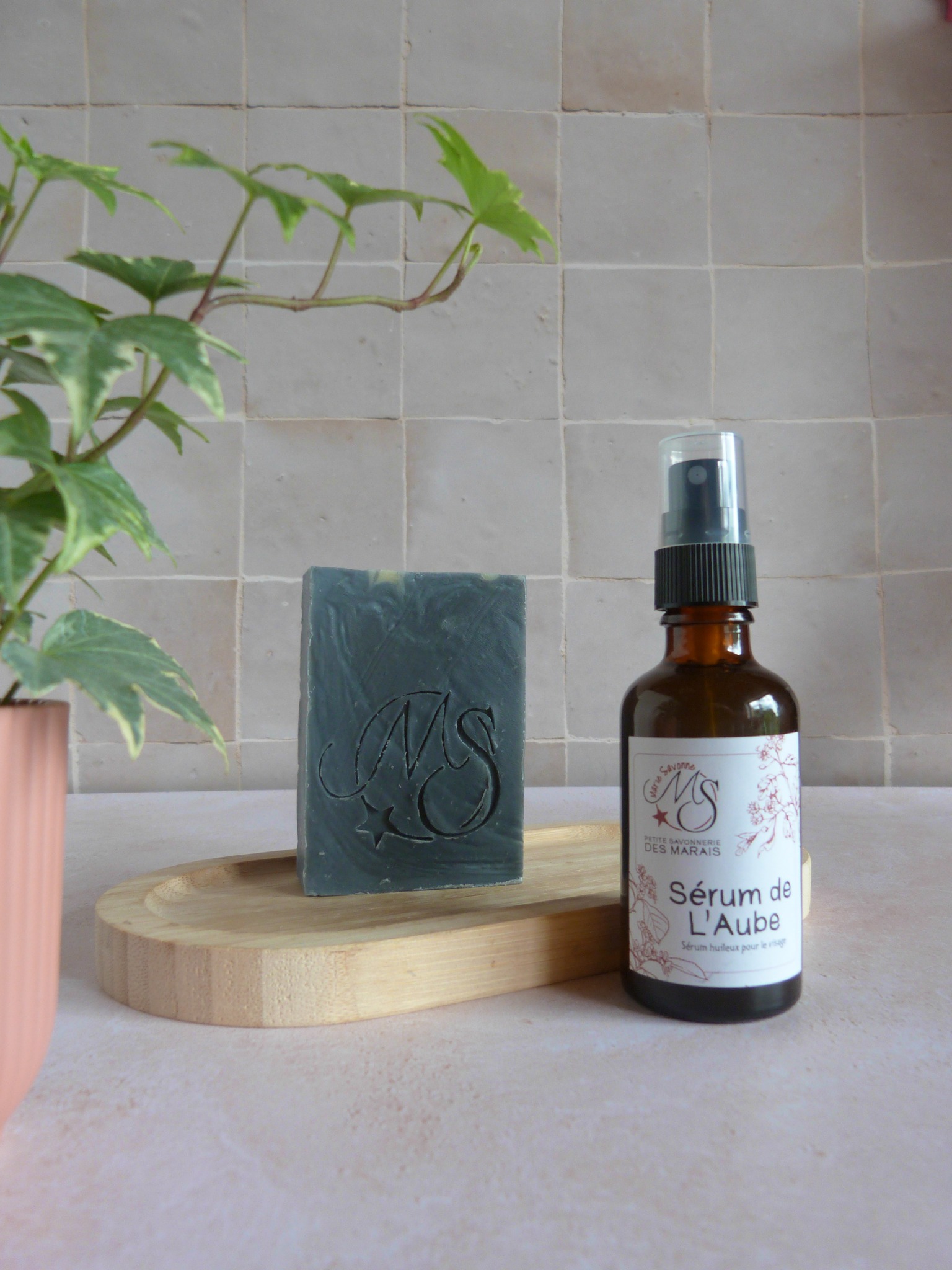 Cette année, j'ai imaginé deux jolis rituels de soin pour les mamans.
Car rien de tel qu'un coffret plein de douceur pour dire "je t'aime" à ta maman!
🌺le coffret "Rituel de l'Aube"
Pour un soin de visage complet :
- un savon purifiant l'Aube
- un sérum nourrissant pour le visage
Ce coffret va nettoyer et purifier la peau en douceur et lui apporter toute l'hydratation nécessaire pour la journée.
🌺le coffret "Pause douceur"
Pour les mamans qui ont besoin de ralentir
- un savon pour peau sensible "Le Duo"
- un baume à lèvres réparateur
Ce coffret va offrir à ta maman un moment de douceur pour prendre soin d'elle au naturel.
Ces jolis cadeaux sont disponibles sur la boutique en ligne mais en nombre limité.
Il n'y en a qu'une vingtaine et il te reste peu de temps pour les commander et les recevoir à temps.
A toi de jouer !
#artisanefrancaise #faitmain #savonnerieartisanale