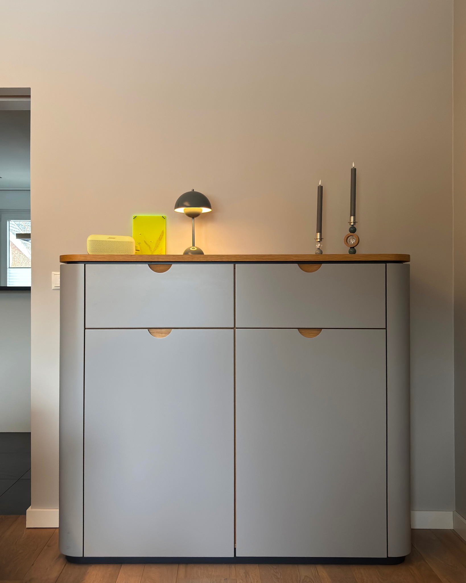 Ein Highboard, das Design und Handwerk vereint: Lackierte Fronten treffen auf eine Deckplatte aus massiver Eiche. Die sanften Rundungen an den Seiten setzen ein besonderes gestalterisches Statement und finden sich harmonisch in den integrierten Griffleisten wieder. So entsteht ein Möbelstück mit klarer Formensprache und liebevollen Details.
#highboard #InteriorGoals #moebeldesign #tischlerhandwerk #wohninspiration #holzhochzwei