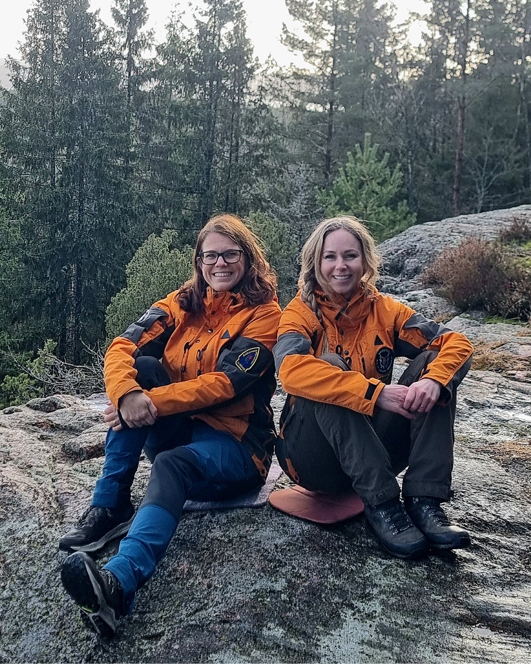 Den 2 juni bjuder Kavai in till en halvdagsutbildning som känns både aktuell, inspirerande och annorlunda.
Den här gången lämnar vi konferensrummet bakom oss och möts ute i naturen för en förmiddag som handlar om handlingskraft, beredskap och självledarskap.
Tillsammans med @lindaaront och Silvia från @allinnaturesweden får vi träna konkreta färdigheter som eld, vattenrening, säker knivhantering och matlagning över öppen eld — men också något som går ännu djupare.
För det här handlar inte bara om överlevnadskunskap. Det handlar om att stärka tilliten till den egna förmågan, att samarbeta, tänka klart och agera när något oväntat händer. I en tid där många av oss känner av både osäkerhet och högt tempo blir det här en möjlighet att stanna upp, lära nytt och samtidigt bygga ett lugn som går att ta med tillbaka till både arbete och vardag.
Det här är en utbildning för dig som vill fylla på med ny kunskap, nya perspektiv och en känsla av att vara bättre förberedd — både praktiskt och mentalt. En förmiddag där vi får använda händerna, tänka tillsammans och upptäcka hur mycket kraft som faktiskt väcks när vi kliver utanför det invanda.
Vi ser fram emot en förmiddag fylld av naturupplevelser, gemenskap och lärande som stannar kvar länge.
Varmt välkommen att anmäla dig senast 26 maj, länk finns i bio!