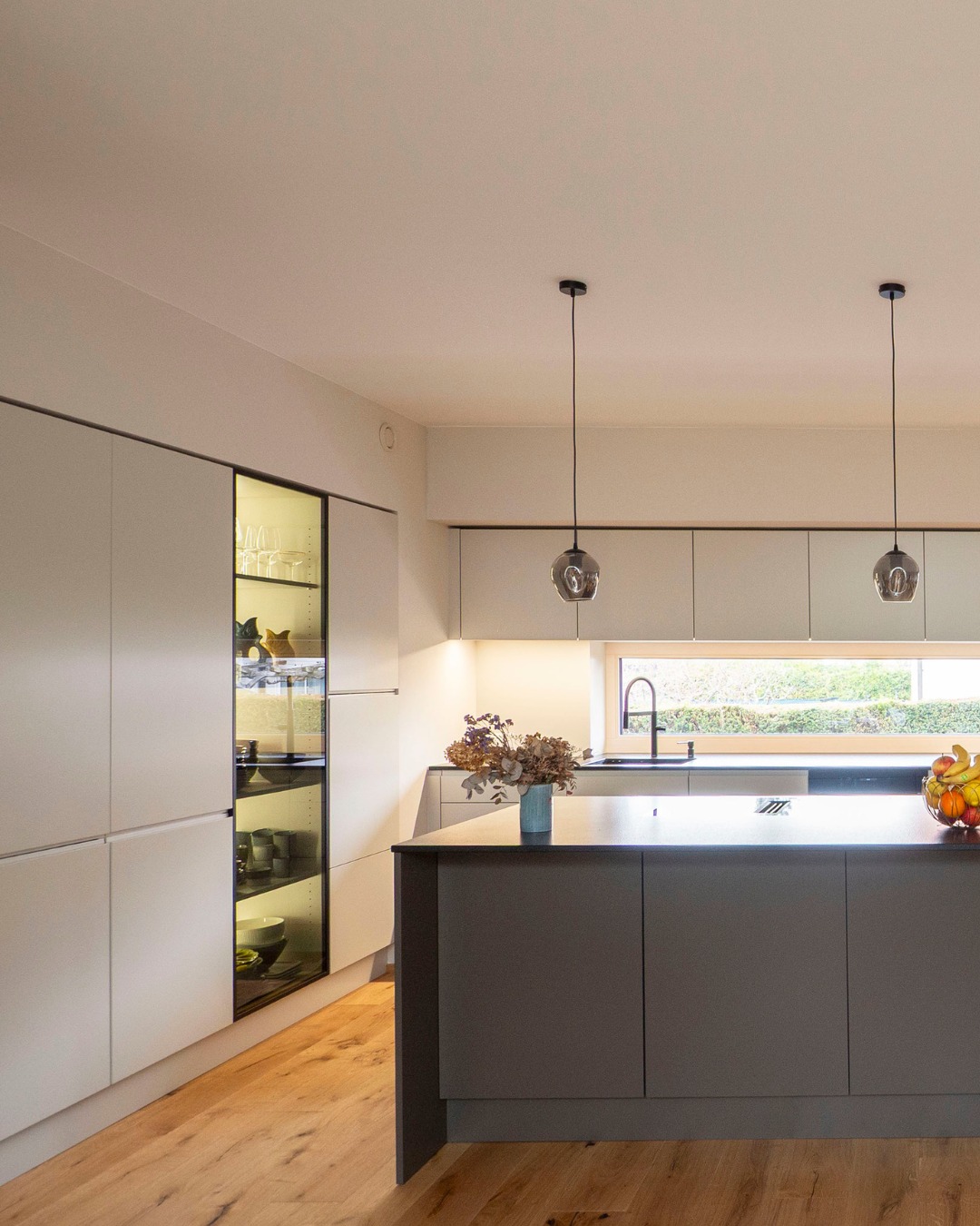 Das Herzstück des Hauses: Eine offene Wohnküche, die Großzügigkeit neu definiert. 🍽️✨
Durch die vollständige Neuplanung der Raumwege haben wir Platz für eine imposante Kochinsel und einen großen Esstisch geschaffen. Besonders stolz sind wir auf den Mix: Während die Küche in modernem Greige und klaren Linien besticht, thront über dem Esstisch ein prachtvoller Kronleuchter aus dem Bestand.