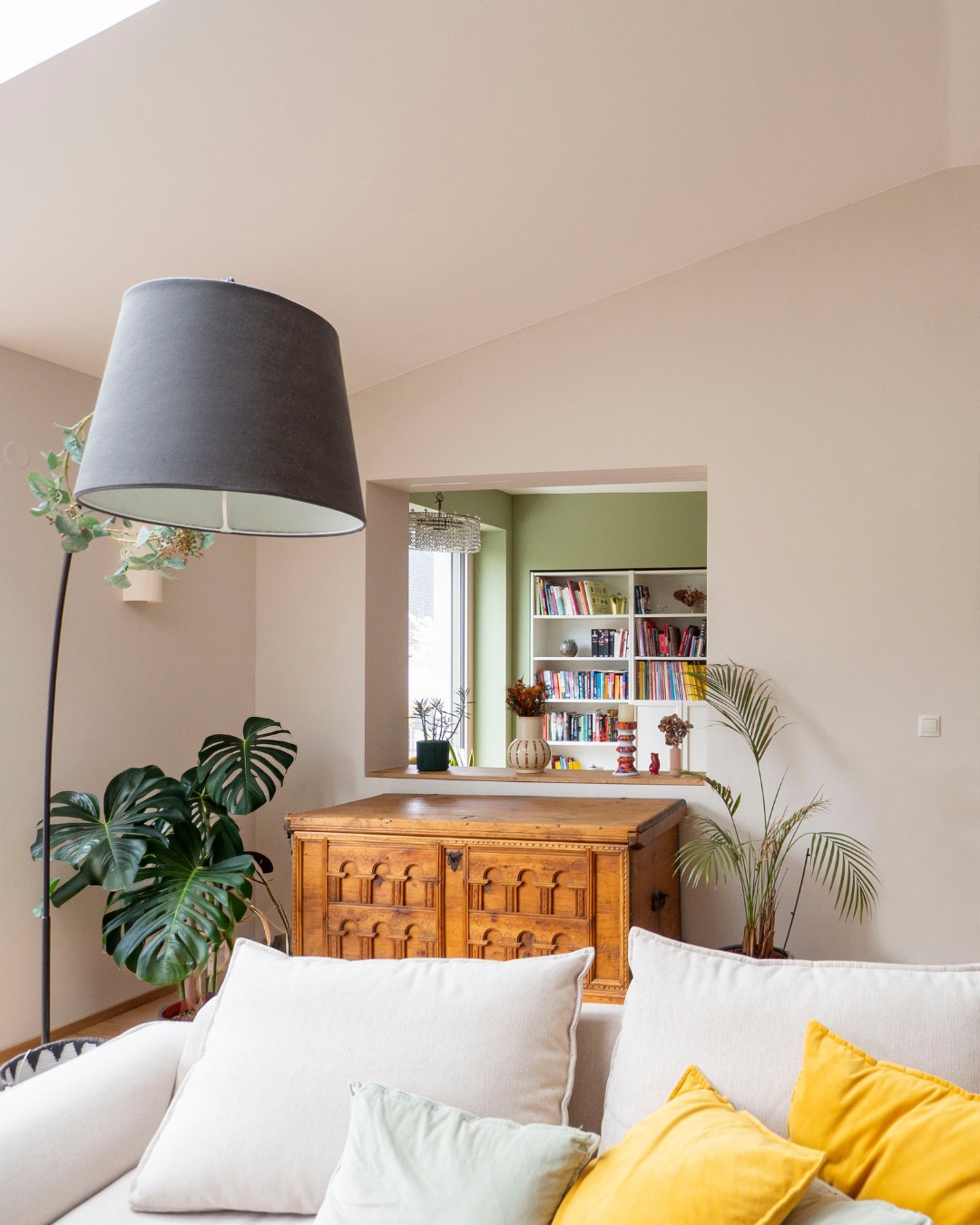 Durchblicke schaffen Tiefe. 📚🌿
Anstatt Räume durch Türen zu trennen, haben wir mit architektonischen Öffnungen gearbeitet. So bleibt der Kontakt zwischen den Bereichen bestehen, während die gemütliche Leseecke in beruhigendem Salbeigrün ihren ganz eigenen Rückzugsort bildet. Der Blick ins Grüne durch die neuen, großzügigen Fensterfronten war ein zentraler Teil unserer Planung.
