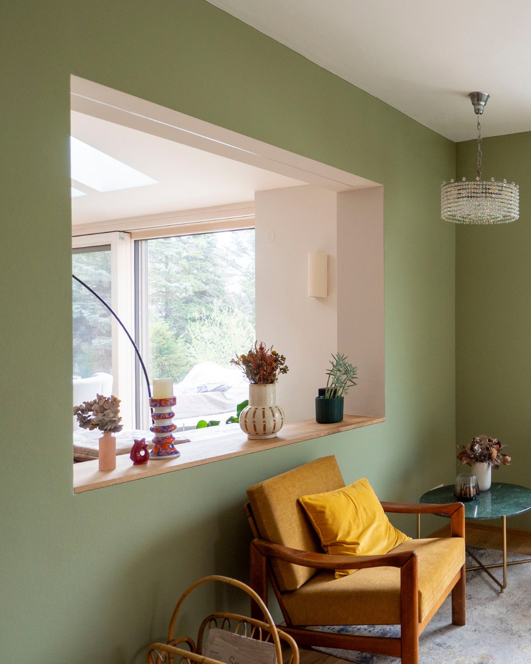 Durchblicke schaffen Tiefe. 📚🌿
Anstatt Räume durch Türen zu trennen, haben wir mit architektonischen Öffnungen gearbeitet. So bleibt der Kontakt zwischen den Bereichen bestehen, während die gemütliche Leseecke in beruhigendem Salbeigrün ihren ganz eigenen Rückzugsort bildet. Der Blick ins Grüne durch die neuen, großzügigen Fensterfronten war ein zentraler Teil unserer Planung.
