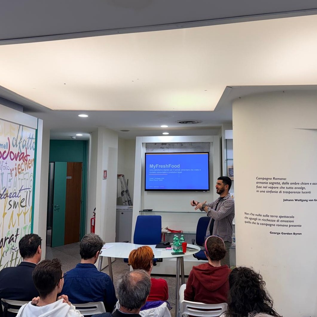 Ieri abbiamo partecipato al seminario “Agritech: strumenti e opportunità per far crescere la tua impresa a Roma” presso il Centro Servizi Roma in Campagna, un momento di confronto dedicato all’innovazione nel settore agroalimentare e alle tecnologie che possono supportare imprese e consumatori verso scelte più consapevoli.
Durante il nostro intervento “Conosci davvero il tuo cibo? MyFreshFood ne rivela caratteristiche e impatto” abbiamo presentato MyFreshFood, l’app che aiuta a conoscere meglio ciò che mangiamo: dalla qualità e freschezza degli alimenti fino al loro impatto ambientale.
Perché tutto parte proprio dal nostro piatto.
L’evento si inserisce all’interno dell’ecosistema del progetto Switch, un percorso che in questi quasi 3 anni e mezzo ci ha permesso, insieme ad Agrocamera, di affinare e ottimizzare le tecnologie sviluppate all’interno del progetto, creando una sinergia concreta tra innovazione, territorio e sostenibilità.
@switch.diet