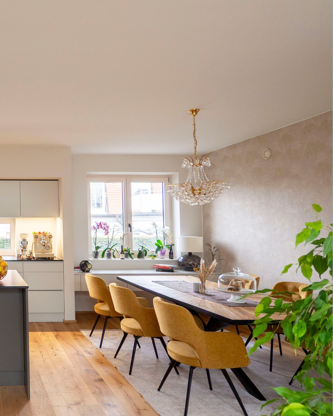 Das Herzstück des Hauses: Eine offene Wohnküche, die Großzügigkeit neu definiert. 🍽️✨
Durch die vollständige Neuplanung der Raumwege haben wir Platz für eine imposante Kochinsel und einen großen Esstisch geschaffen. Besonders stolz sind wir auf den Mix: Während die Küche in modernem Greige und klaren Linien besticht, thront über dem Esstisch ein prachtvoller Kronleuchter aus dem Bestand.