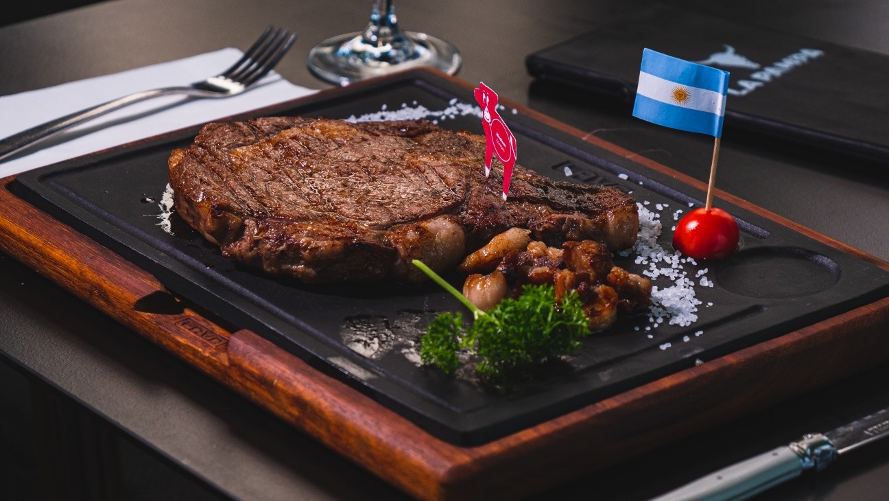 A steakek királya: La Pampa Steak (550g) 👑🥩
Vannak húsok, és vannak igazi gasztronómiai élmények.
A La Pampa Steak egyértelműen az utóbbi kategória.
Ez az 550 grammos, csontos ribeye steak a marha legzamatosabb, legmárványozottabb részéből készül. A csontos érlelésnek és a tökéletes sütésnek köszönhetően a hús elképesztően szaftos, omlós és karakteres ízvilágú – minden falat egy ünnep a húsrajongóknak.
Ha nem éred be a kompromisszumokkal, és a valódi prémium minőséget keresed, ez a te fogásod.
#lapampasteakhouse #ribeye #csontosribeye #steak #premiummeat #mutimitgeszel #gasztro #budapestrestaurant #steaklovers #vacsora