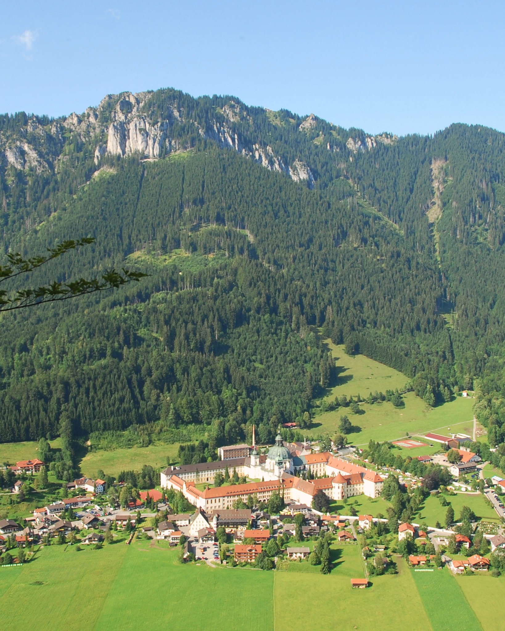 🌿 Ettal ist ein ganz besonderes Ausflugsziel
Ob Tagesausflug, Vereinsausflug oder Zwischenstopp auf der Busreise: Ettal empfängt Sie mit atemberaubender Natur, jahrhundertealter Klosterkultur und bayerischer Gastfreundschaft.
Eingebettet in die Ammergauer Alpen erwartet Sie ein Ort, der Ruhe, Erlebnis und Gemeinschaft auf besondere Weise vereint. Für Gruppen bieten wir Führungen durch die Basilika, die Brauerei oder die Liqueurmanufaktur an und runden den Tag gerne mit einer Verkostung ab. Auch busreisende sind bei uns herzlich willkommen: Unser großzügiger Parkplatz und die ideale Lage zwischen Schloss Linderhof und Garmisch-Partenkirchen machen Ettal zum perfekten Zwischenstopp.
#klosterettal #reisegruppen #ausflugsziel #ammergaueralpen #klosterhotel