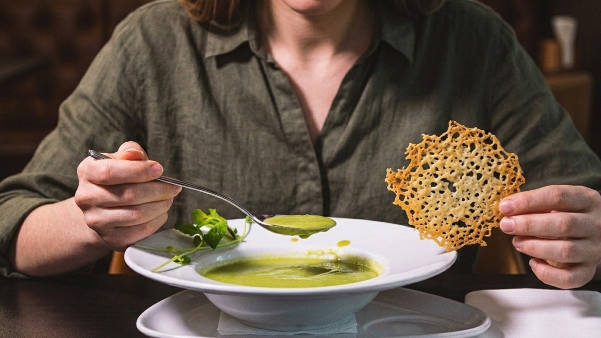 Szezonális kedvencünk: Mentás zöldborsókrémleves parmezán ropogóssal! 🌱✨
Megérkezett a legújabb szezonális krémlevesünk, amely a tavaszi-nyári ízek legjavát hozza el a tányérodra.
A zsenge zöldborsó selymes textúráját egy leheletnyi friss mentával bolondítottuk meg, a tök