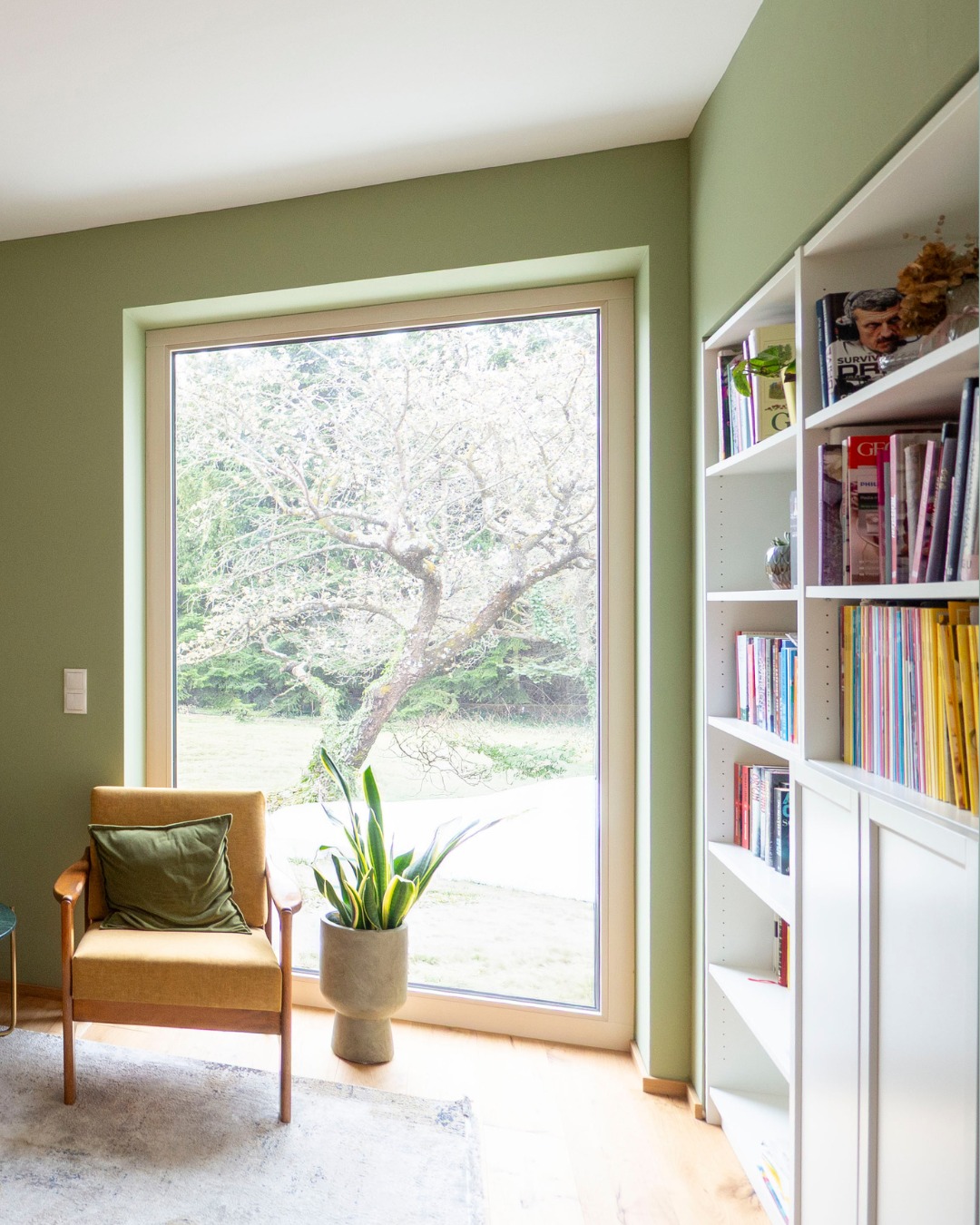 Durchblicke schaffen Tiefe. 📚🌿
Anstatt Räume durch Türen zu trennen, haben wir mit architektonischen Öffnungen gearbeitet. So bleibt der Kontakt zwischen den Bereichen bestehen, während die gemütliche Leseecke in beruhigendem Salbeigrün ihren ganz eigenen Rückzugsort bildet. Der Blick ins Grüne durch die neuen, großzügigen Fensterfronten war ein zentraler Teil unserer Planung.