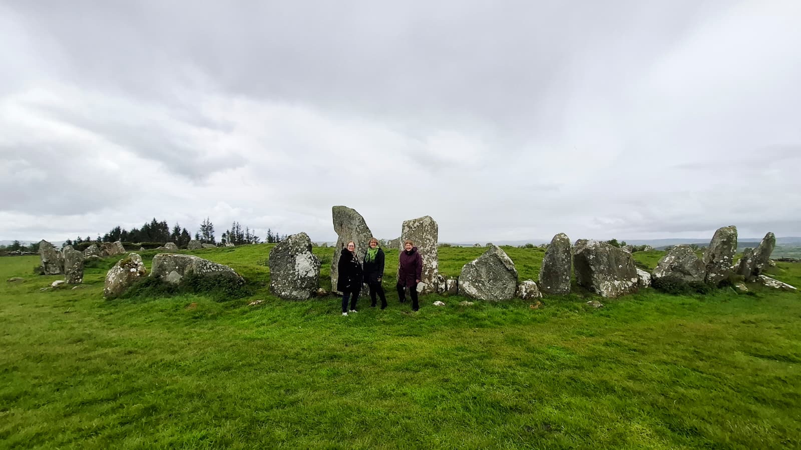 In the rolling countryside of Donegal lies the Beltany Stone Circle 🪨✨, a place where time feels like it has quietly stood still.
This ancient circle, dating back to the Bronze Age, has witnessed centuries of history, rituals, and silence that can still be felt when walking among its stones. It is believed to have been a ceremonial site, possibly connected to sky observation and the cycles of nature.
Each stone holds a sense of ancient mystery, a reminder that long before us, there was already a search for connection with the land, the sun, and something greater than what we can see ✨
💡 Tip: If you visit Beltany, make a stop in Raphoe (just a few minutes away by car), a charming small town with historic ruins and lovely local cafés, the perfect place to slow down after your visit ☕🤍