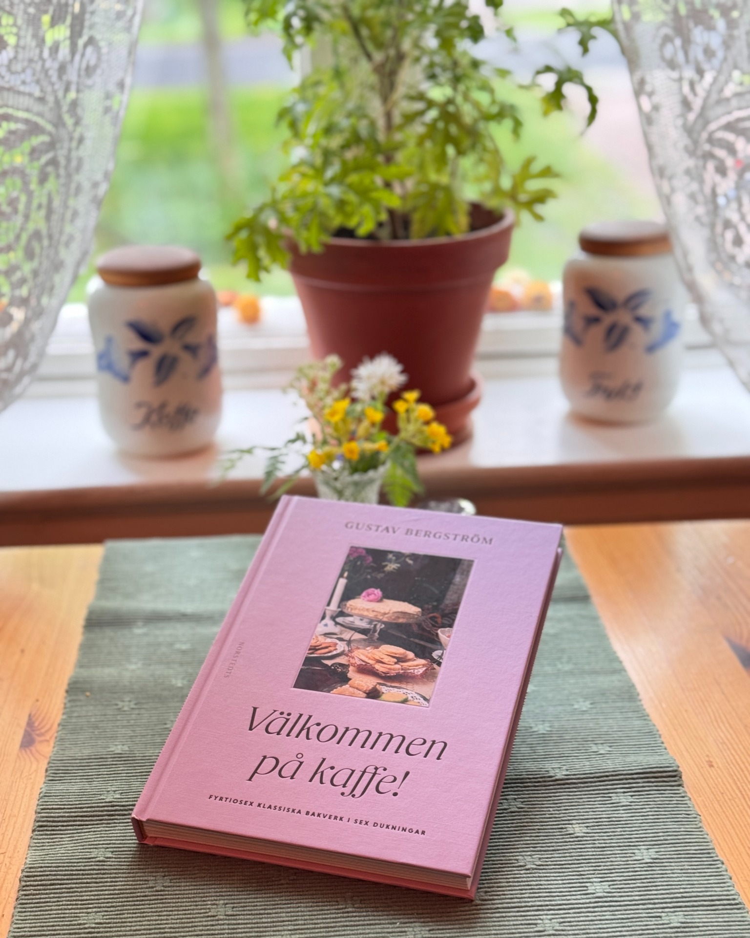 I fredags fick vi tillfälle att höra Gustav Bergström, också kallad "Rävmannen", hålla föredrag i Linné. Inte ofta vi får tillfälle själva att gå på föredrag och denna gången hade vi blivit inbjudna av Christian på caféet och det var mycket trevligt! Gustav berättade om sin byggnadsvårdsresa på deras gamla släktgård och vi kunde även inköpa hans nya bakbok "Välkommen på kaffe!". Boken har många härliga recept och fina foton.
#ravjagarn #christianscafeochträd #falkangenkinnekulle #hantverkfalkangen