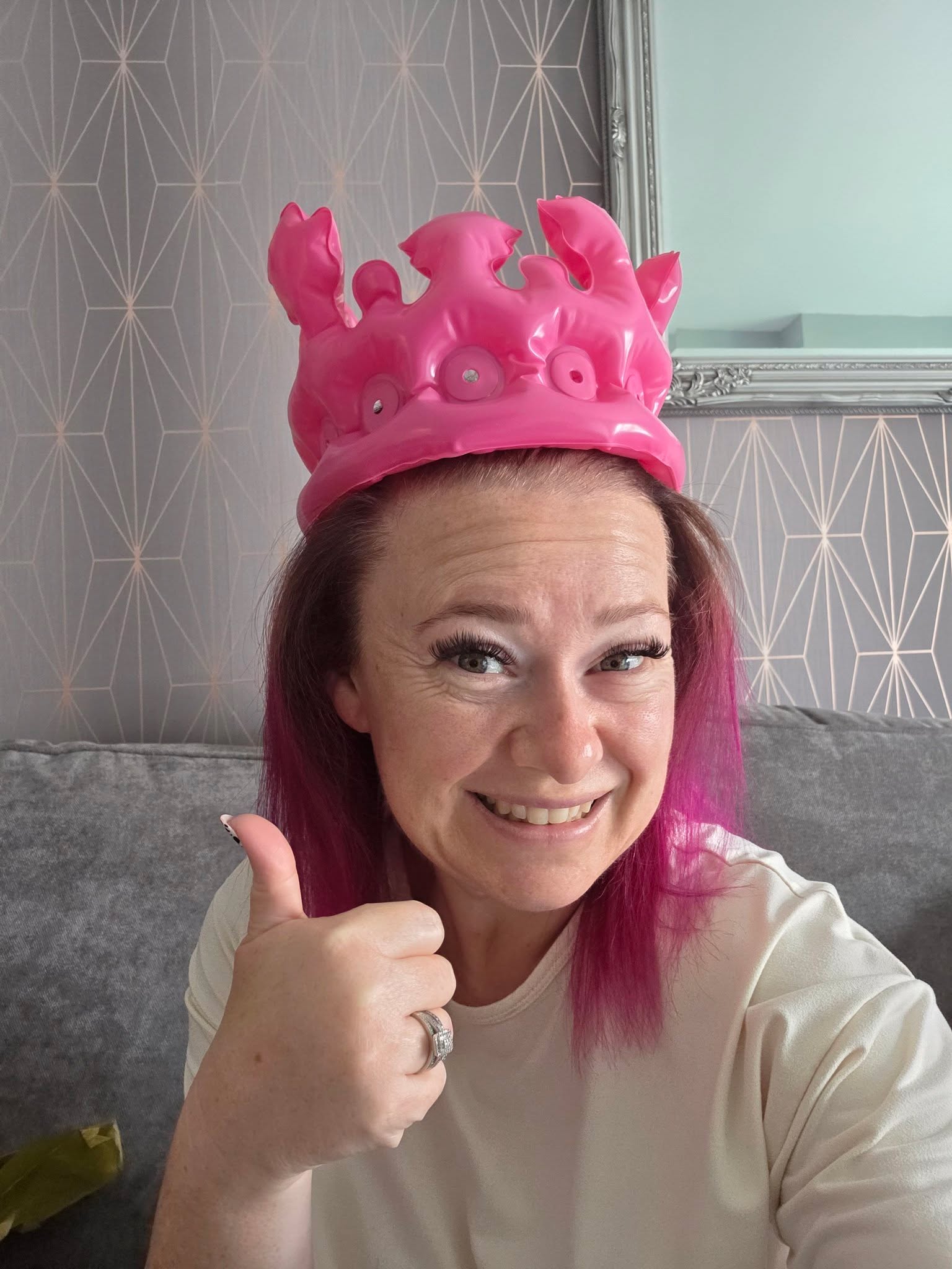 Ive woken up with a wonky crown 👑
I didn't sleep very well....
I think 7 weeks countdown has kicked in....🙌
Womanifest brain is in full force.... 😪
This week I need to get my wonky crown straight..
The to do list is big!!
And 1st stop is to get rid of the 111 friend requests sat in my notifications 🙈
Have a lovely Monday 🩷👑🩷