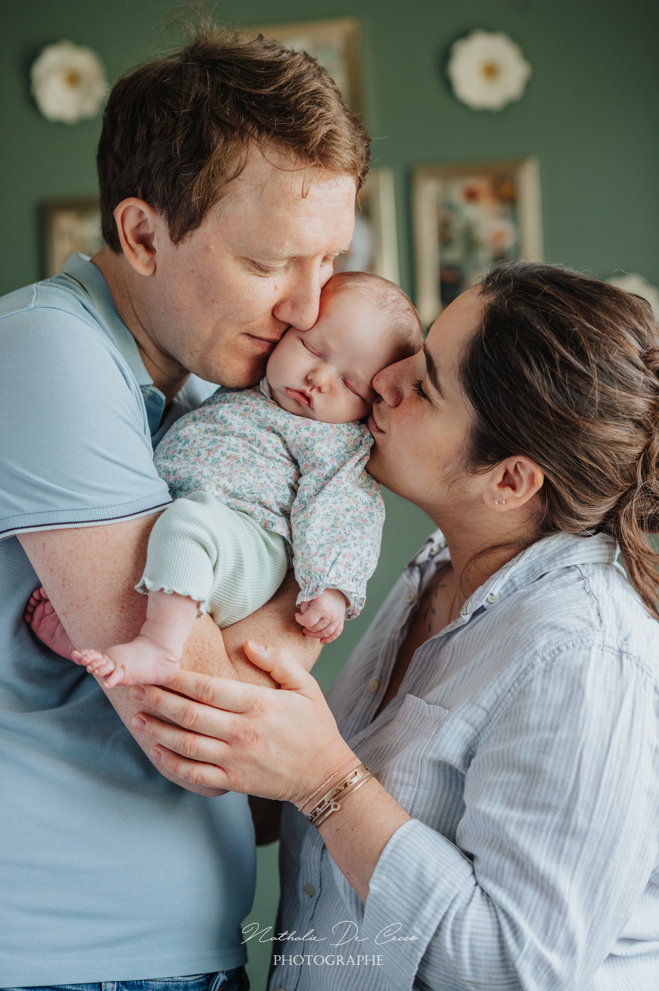 Il y a quelques semaines, j’ai eu le plaisir de me rendre au domicile de cette jolie famille pour immortaliser les tout premiers jours de leur petite merveille 🕊️🤍
Je me déplace avec tout mon matériel pour créer des souvenirs naturels, directement chez vous… là où bébé se sent le mieux ✨
Des instants simples, vrais, remplis de tendresse et d’émotions.
Un immense merci aux parents pour leur confiance, mais aussi pour m’autoriser à partager quelques images de cette séance 💛… c’est assez rare pour être souligné 🫶
#PhotographeNaissance #SéanceNaissanceDomicile #PhotographeLifestyle #SouvenirsDeFamille #PhotographeMoselle #Bébé #Naissance #PhotographeSaulny