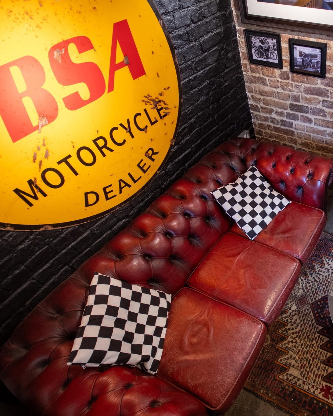 Shelter from the rain in one of our cosy spots 🌧☕
#rykas #rykascafe #rykasboxhill