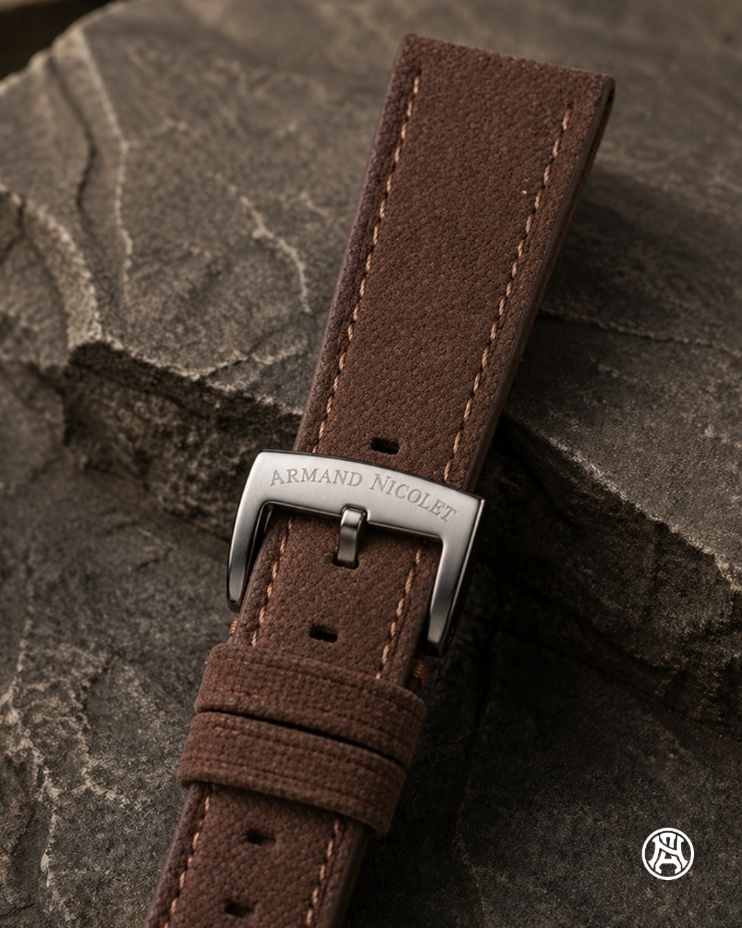 Time doesn’t change.
How you wear it does.
A different strap transforms balance, comfort, and character on the wrist, giving new shape to the same watch.
Because even the smallest details can redefine style.