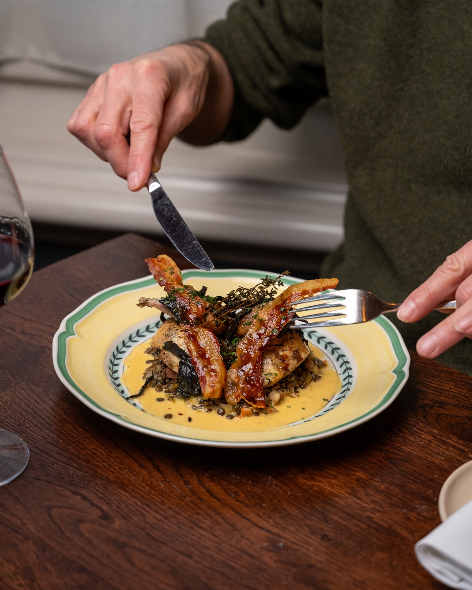There’s always a warm welcome waiting at Les 2 Garçons. ❤️
Spend your Friday or Saturday evening with us, featuring Chef Robert’s rotating seasonal menu, two courses, and a glass of wine from 5:30pm to 7pm. 🇫🇷🥂