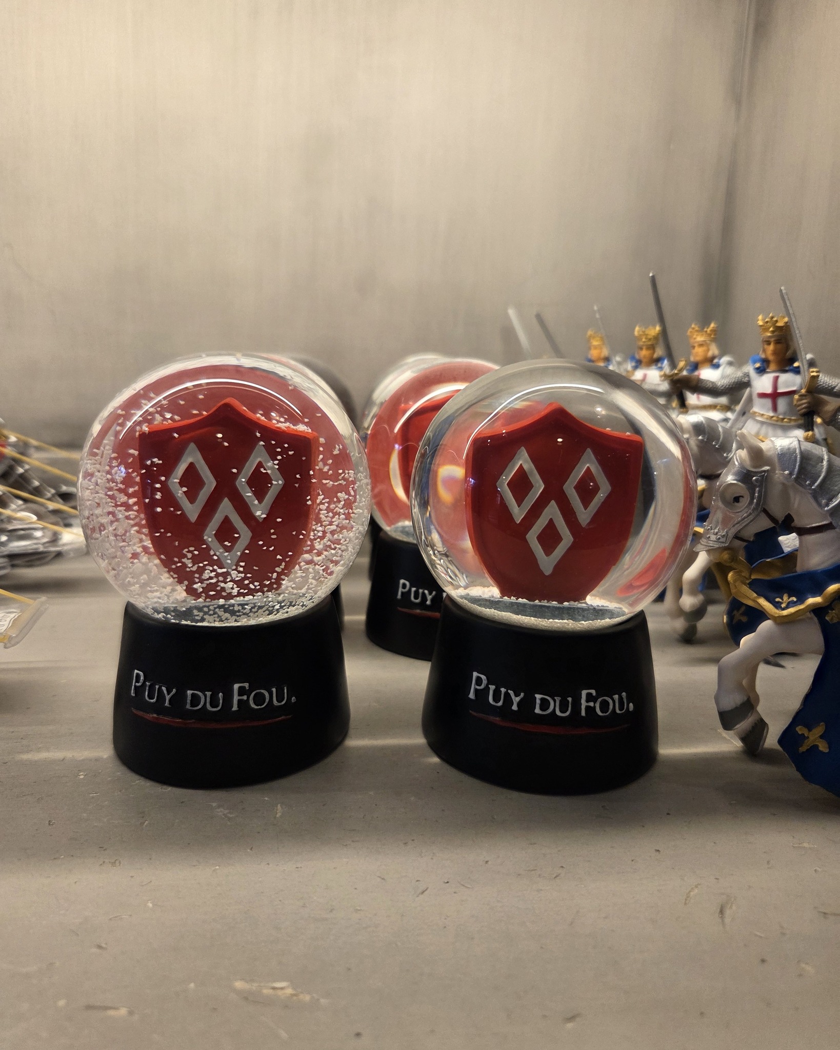 🛡 MERCH : De nouvelles boules à neige sont arrivées au Parc ! 🤩 - 17,90€