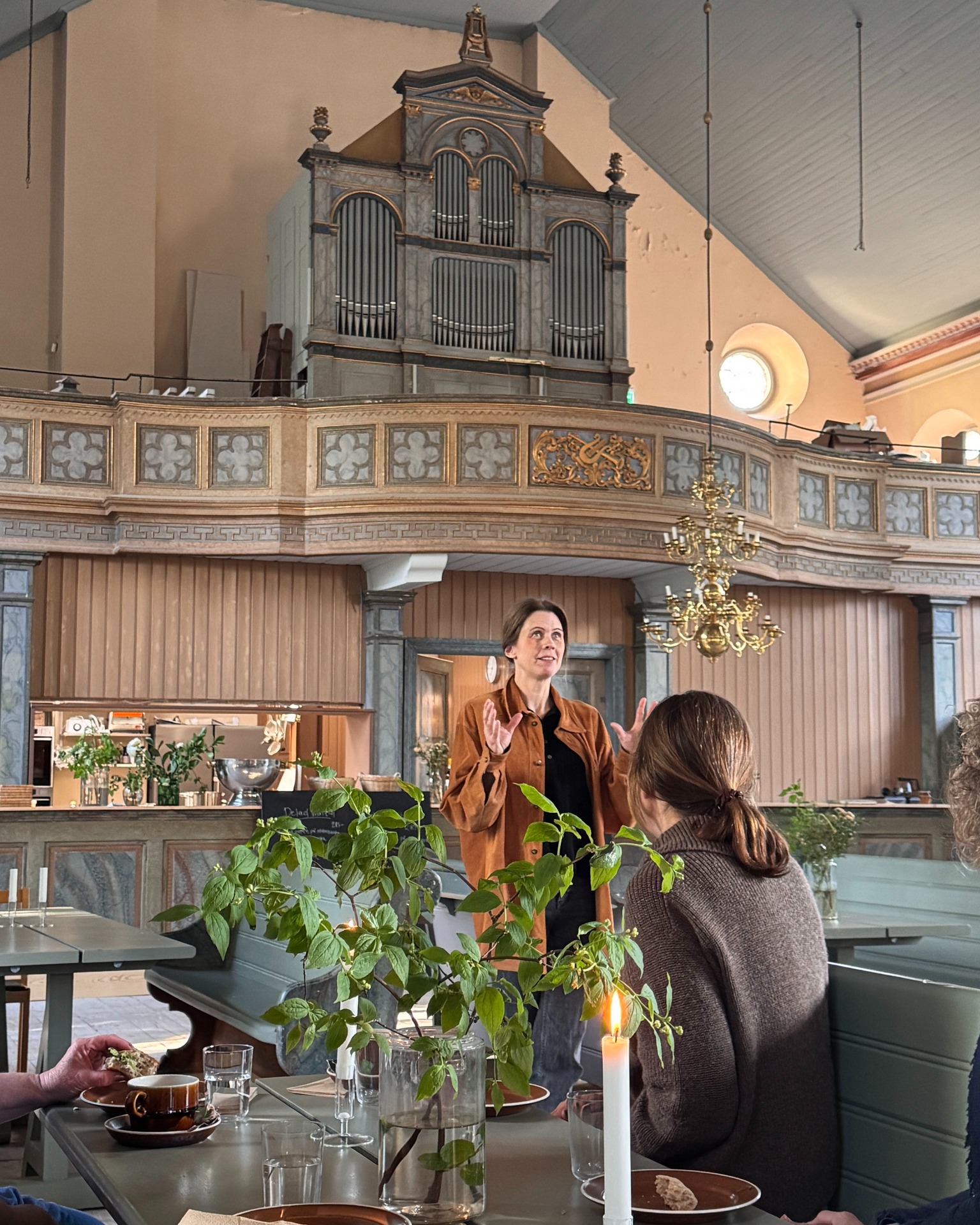 Vilken fantastisk satsning på Kinnekulle – Österplana Agriturismo!
I kväll fick vi genom vårt kvinnliga företagsnätverk i Götene en inspirerande introduktion och guidning av Josefin Thor, som tillsammans med Patrik Fromell är de nya ägarna av Österplana Kyrka. Vilken vision, passion och resa bakom deras unika projekt.
Den ”nya” kyrkan – bara 150 år gammal – har fått nytt liv och förvandlats till en fantastisk mötesplats för mat, musik, kultur och upplevelser. Det finns stora framtidsplaner och det ska bli väldigt spännande att följa deras fortsatta resa! ✨
#österplanaagriturismo
#falkangenkinnekulle