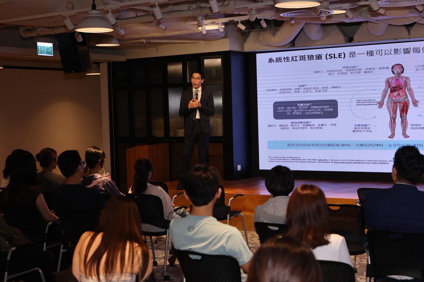 【2026 紅斑狼瘡症SLE 醫學教育講座】
💜衷心感謝大家參與我們在活動當日舉辦的教育講座!💜
今年我們非常高興邀請到 余嘉龍醫生為我們擔任主講嘉賓,圍繞著紅斑狼瘡以及不同身體部位與器官的關係,為大眾講解在患病的路上如何降低疾病對器官的負擔;並講解SLE疾病活性的臨床表現和情況下,同時守護器官健康與控制免疫平衡。
雖然講座時間有限,但余醫生透過專業醫療知識,解答了大眾最迫切的疑慮,更深入淺出地分享了因紅斑狼瘡所引起的併發症及其預防方法,讓出席的每一位都獲益良多。再次感謝余醫生的分享與GSK的支持!
————————————————————
我們希望可以恆常跟大家分享有關紅斑狼瘡的資訊和故事,希望大家可以贊好和