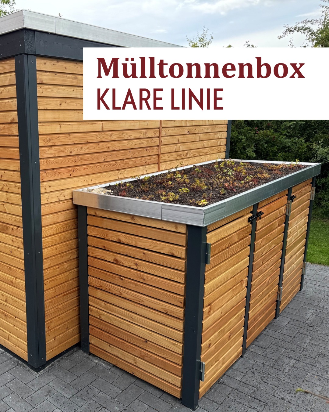 Eine schönes Plätzchen für deine Mülltonnen.
Unsere Mülltonnenboxen aus der KLARE LINIE Produktfamilie sind der perfekte und optisch schönste Platz, um deine Mülltonnen zu platzieren. Es gibt sie in den Varianten 1er, 2er, 3er und 4er und wahlweise mit oder ohne Gründach.
Im Gegensatz zu vielen leichten Mülltonnenverkleidungen aus dem Baumarkt basiert die Mülltonnenbox KLARE LINIE auf einer massiven Holzrahmenkonstruktion mit langlebigen Materialien.
Die Mülltonnenbox ist optisch auf unsere Carports, Gartenschränke und Gartenhäuser der Serie KLARE LINIE abgestimmt und bildet eine perfekte Ergänzung für eine einheitliche Gartengestaltung.
Im gezeigten Beispiel hat unser Kunde eine 3er Mülltonnenbox mit unserem Gartenhaus KLARE LINIE kombiniert.
#mülltonnenbox #gartenhaus #holzimgarten #freeseholz
