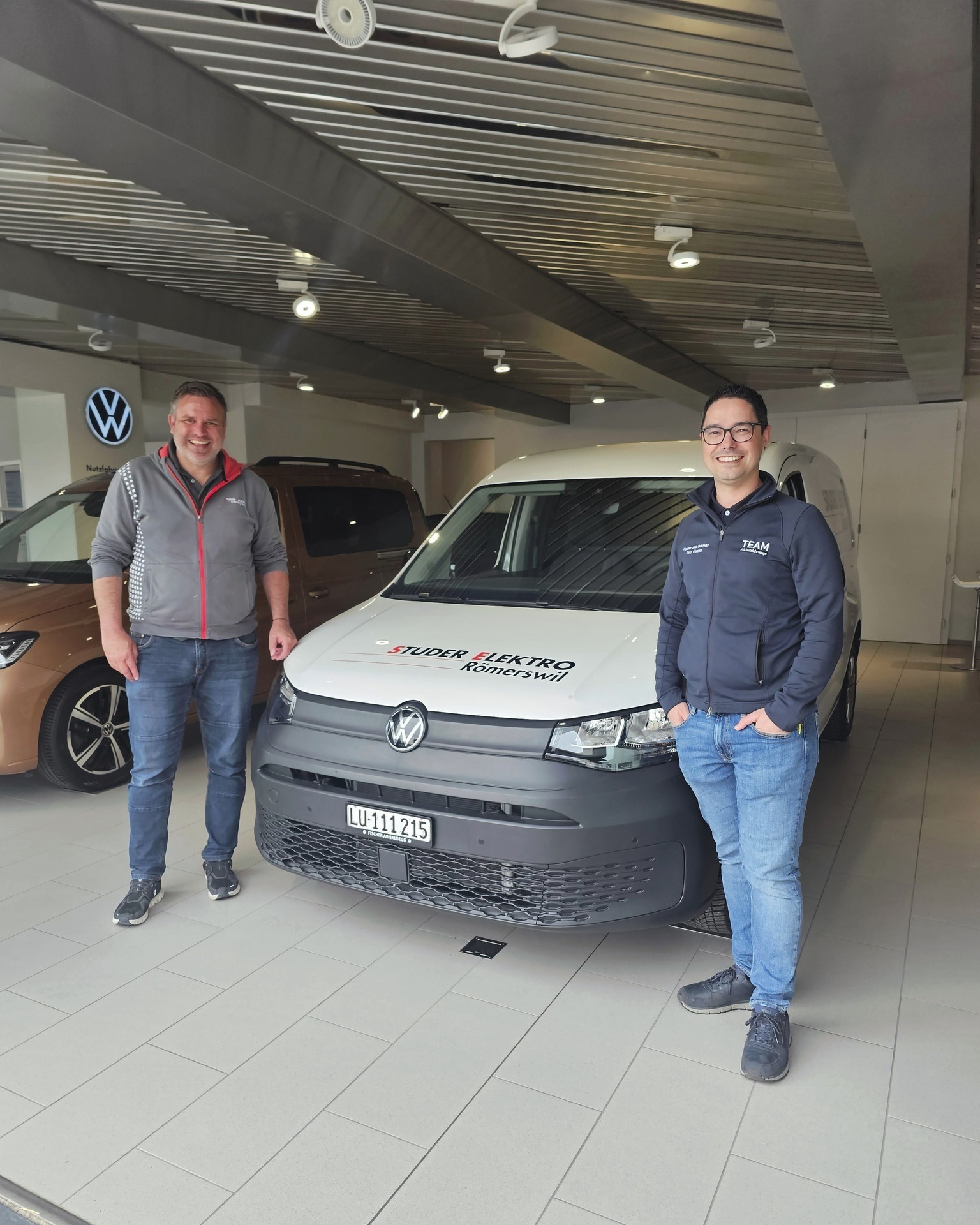 🚐✨ Fahrzeuguebergabe mit Geschichte
Die Studer Erwin Elektro AG aus Römerswil hat ihren neuen VW Caddy Maxi Cargo übernommen.
Reto Fischer durfte das Fahrzeug persönlich an Roger Dahinden übergeben 🤝
Seit Generationen verbindet uns eine vertrauensvolle Geschäftsbeziehung. Genau solche Partnerschaften stehen für Qualität, Verlässlichkeit und nachhaltiges Miteinander.
Wir wünschen der Studer Erwin Elektro AG viel Freude mit dem neuen Caddy und allzeit gute Fahrt bei den täglichen Einsätzen im Seetal und darüber hinaus 🔧⚡
📞 041 914 10 40
🌐 www.fischerag.ch
#studererwinelektroag #vwcaddy #caddymaxicargo #vwnutzfahrzeuge #volkswagen #gewerbekunden #fahrzeuguebergabe #partnerschaft #seetal #fischeragbaldegg