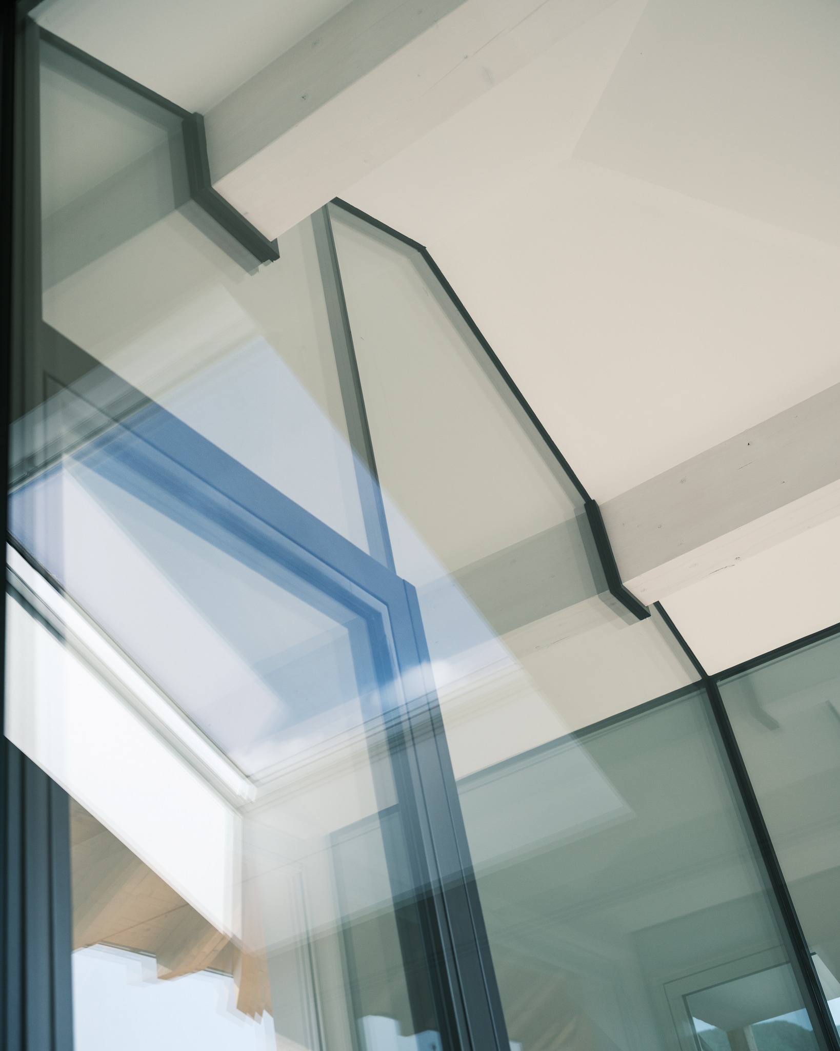 Lieferung & Montage einer rahmenlosen Glasfassade mit integrierter Balkontür ✨
𝗗𝗮𝘀 𝗕𝗲𝘀𝗼𝗻𝗱𝗲𝗿𝗲 𝗮𝗻 𝗱𝗶𝗲𝘀𝗲𝗺 𝗣𝗿𝗼𝗷𝗲𝗸𝘁:
Das Glas wurde exakt am Tramm ausgeschnitten und die Balkontür kommt auf der Griffseite komplett ohne sichtbaren Steher aus. Möglich macht das eine speziell integrierte Sonderkonstruktion aus Holz mit eingearbeiteten Eisenprofilen.
Abgerundet wird das Ganze durch innenliegende emaillierte Glasecken für eine besonders klare und hochwertige Optik. 📐
.
.
.
#WalterMeinrad