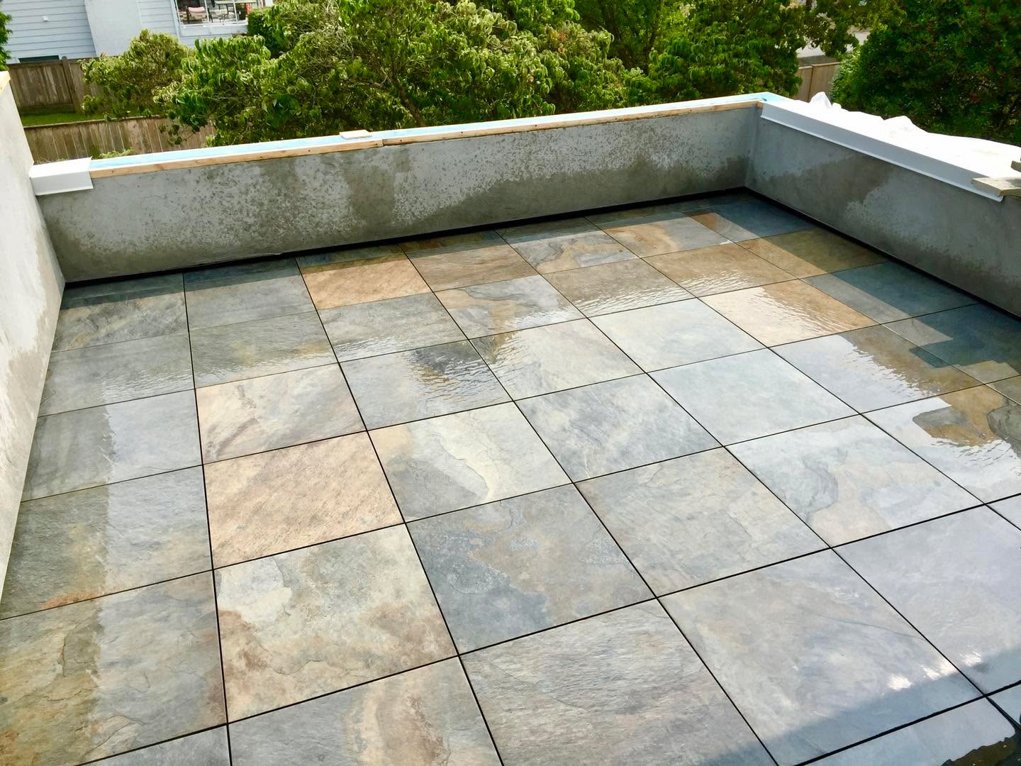 Fridays are for roof top decks! Or, if you don’t have one, roofs. Get up there and have a beverage or two! (Decks only. Don’t drink on the roof, dummy)
#deck #stone #rooftop #RooftopVibes #chimney #chimneyrock