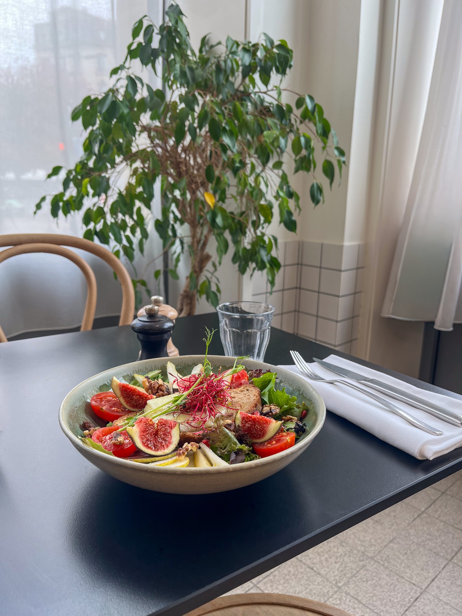 ☀️ Il fait chaud dehors… et c’est tant mieux !
Au Bistrot Saint Jean, on vous accueille au frais, avec une salle climatisée pour profiter d’un vrai moment de plaisir, loin de la chaleur.
🥗 Et avec les beaux jours, c’est le grand retour des envies de fraîcheur
Salades gourmandes, légères et pleines de saveurs… parfaites pour un déjeuner d’été ou un dîner tout en légèreté.
👉 Frais dans l’assiette, frais dans la salle… on s’occupe du reste 😉
📍 Mercure Bordeaux Centre Gare Atlantic
#RestaurantBordeaux #BordeauxFood #PauseFraîcheur #Salades #Été #BistrotSaintJean