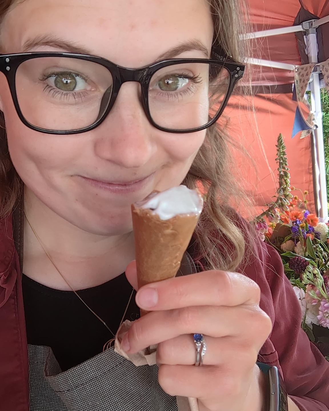Bethan’s official plan for surviving this heatwave: @chilly_cow mint choc chip (dairy‑free!) and pure determination.
You’ll find her at @thelaundrygarden Open Garden Weekend keeping cool(ish) and holding down the Firth Flock Flowers stall 🌸
📅 23–25 May
⏰ 10–4
📍 The Laundry, Denbigh (LL16 4NL)
Come and support a great cause!
#TheLaundryOpenGarden #FirthFlockFlowers #ChillyCowIceCream #NorthWalesEvents #OpenGardensUK #FlowerFarmUK #BritishFlowers #SupportLocalWales