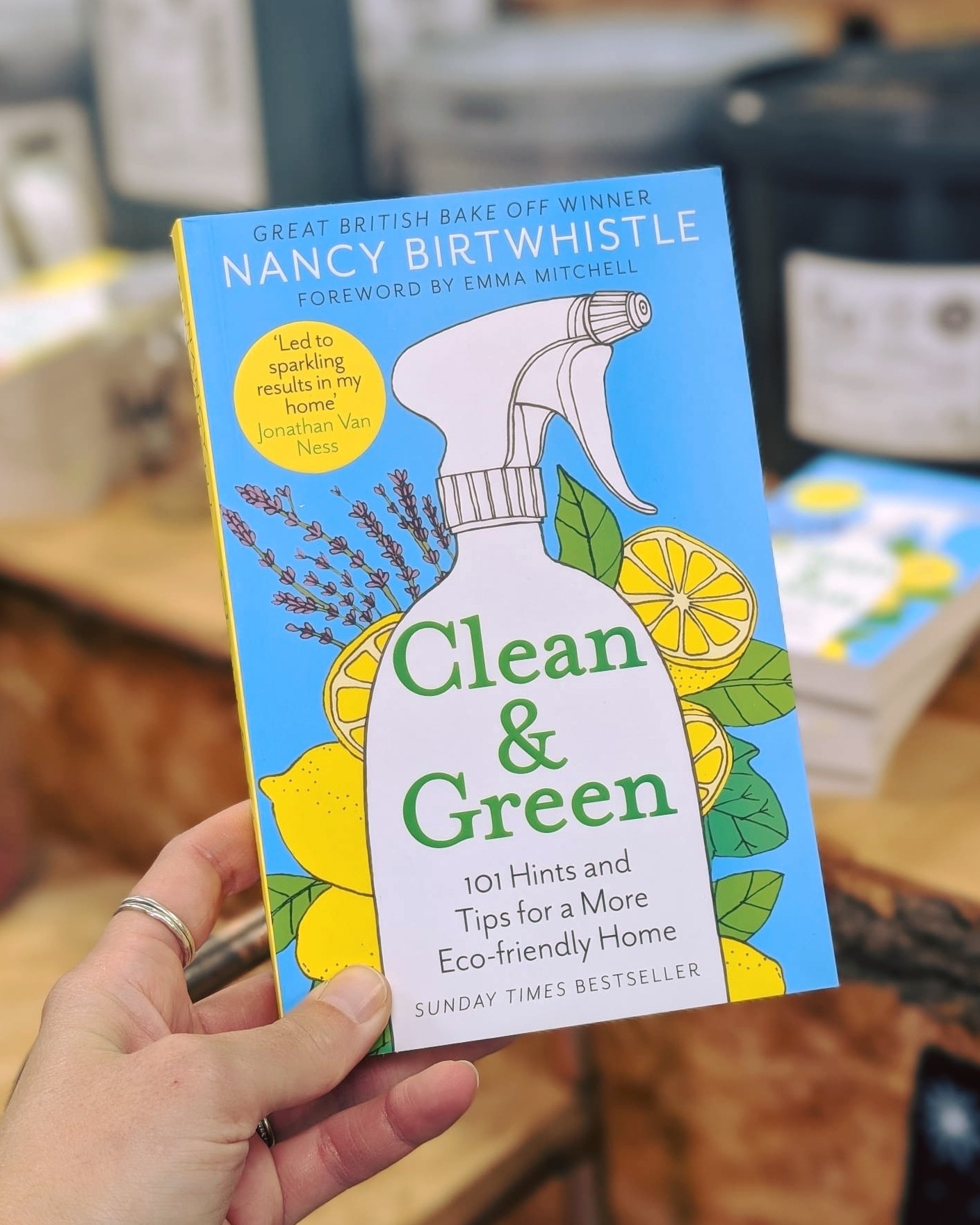 If you're not sure how to use some of the cleaning products we sell, we stock @nancy.birtwhistle's books to help you - they're full of eco friendly cleaning recipes you can try 🍋
...you can also ask us of course 😅
