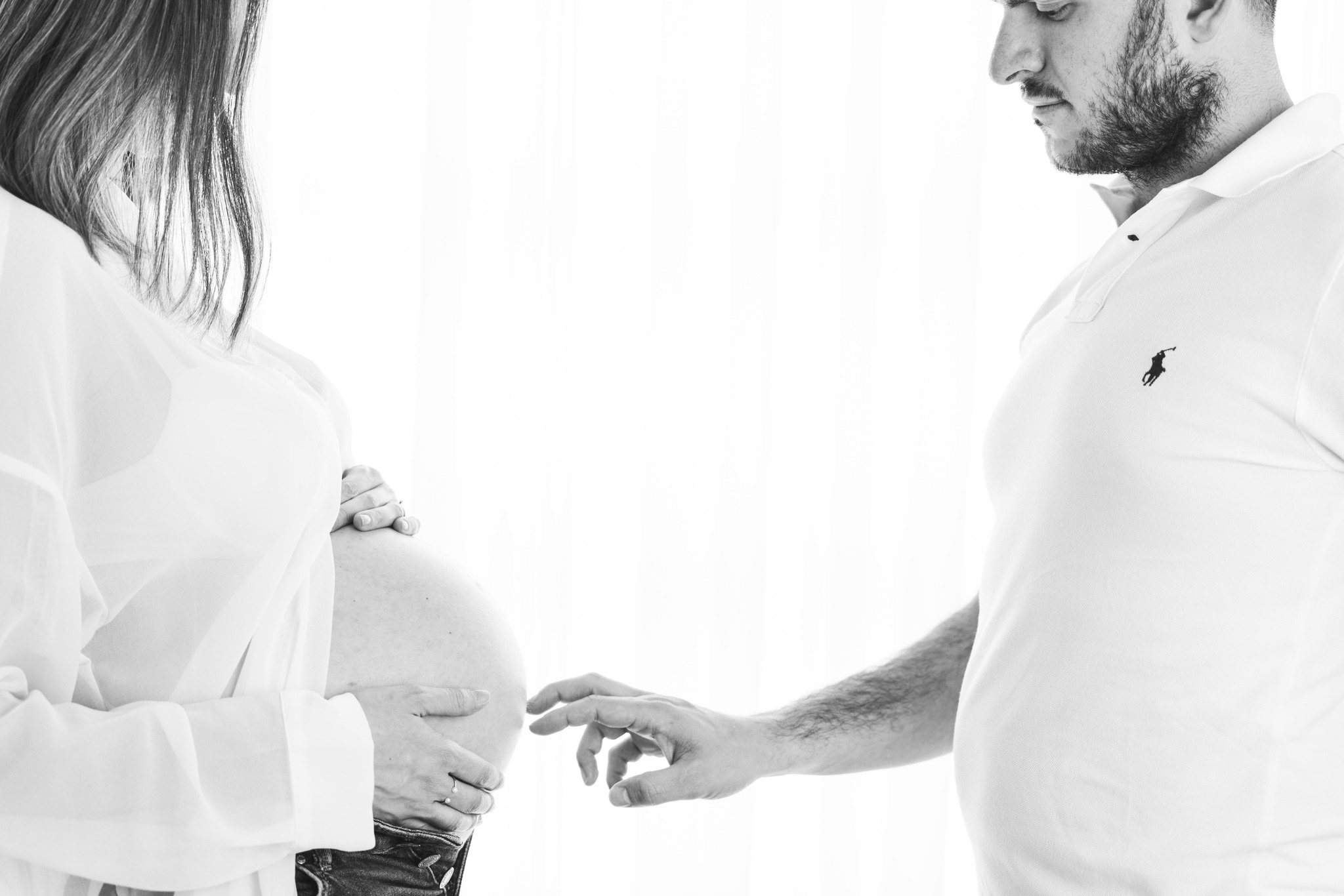 il bianco e nero ha sempre qualcosa di speciale ✨
Toglie il superfluo e lascia spazio solo alle emozioni, agli sguardi, ai dettagli che contano davvero.
Le mani sulla pancia, l’attesa, la delicatezza di un momento che passa troppo in fretta 🤍
Ed è forse proprio per questo che il bianco e nero non stanca mai:
perché riesce a trasformare un ricordo in qualcosa senza tempo !