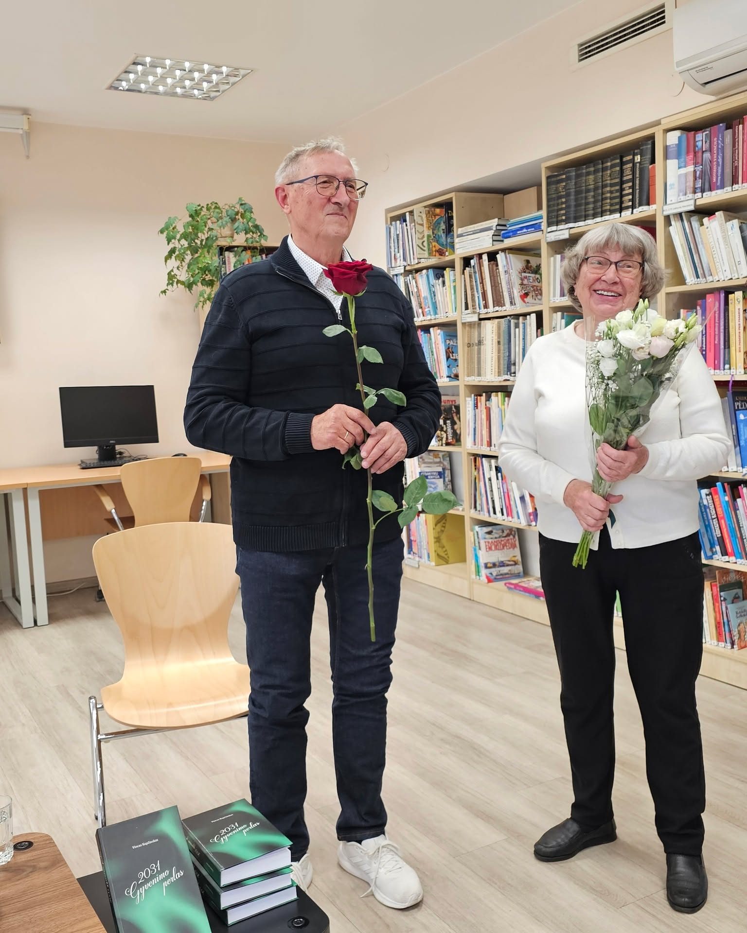 🍀Gegužės 21 d. Varėnos viešojoje bibliotekoje įvyko turiningas susitikimas su perlojiškiu, agrarinių mokslų daktaru Vincu Kupčinsku, kurio metu pristatyta debiutinė autoriaus knyga „2031 Gyvenimo perlas. Aforizmai, mintys, gyvenimo dėsniai“.
🍀Renginio metu autorius dalijosi mintimis apie knygos gimimą, netikėtai atsiskleidusį jo talentą ir ilgametį stebėjimų bei apmąstymų procesą, sugulusį į šį išskirtinį leidinį. Knygoje – per daugelį ilgų metų brandinti ir per keletą trumpučių mėnesių užrašyti aforizmai, gyvenimiškos įžvalgos ir taiklūs pastebėjimai apie žmogų, pasaulį, laiką, santykius, gamtą, dorybes bei ydas.
🍀Kaip pasakojo pats autorius, ši knyga gimė iš gebėjimo stebėti, klausytis, tylėti ir prabilti tada, kai žodžiai iš tiesų reikalingi. Tai brandžios refleksijos, kviečiančios sustoti, susimąstyti ir iš naujo pažvelgti į gyvenimo prasmę. Renginyje dalyvavę svečiai džiaugėsi nauja knyga, tačiau nesistebėjo šiuo naujai atrastu V. Kupčinsko talentu, pasak jų – Vincas visuomet bendraudavo aforizmais, nors pats to ir nesureikšmino.
🍀Vincas Kupčinskas – Lietuvos agronomas, biomedicinos mokslų daktaras, ilgametis mokslo darbuotojas, savo profesinę veiklą paskyręs žemės ūkio mokslui ir tyrimams. Greta profesinės veiklos jis aktyviai dalyvauja bendruomeniniame ir kultūriniame gyvenime, mėgsta keliones, o dabar skaitytojams atsiskleidžia ir kaip subtilus gyvenimo stebėtojas bei minčių autorius.
🍀Susitikimo metu netrūko nuoširdaus bendravimo, klausimų autoriui, diskusijų apie kūrybą, žmogaus prigimtį ir gyvenimo vertybes.
🍀Dėkojame Vincui Kupčinskui už prasmingą vakarą, įkvepiančias mintis ir galimybę prisiliesti prie brandžios, gyvenimiškos išminties kupinos kūrybos.
#varėnosviešojibiblioteka #varėnosbiblioteka #varėnoskraštas #renginiaivarėnoje #knygospristatymas #skaitymas #naujosknygos #aforizmai