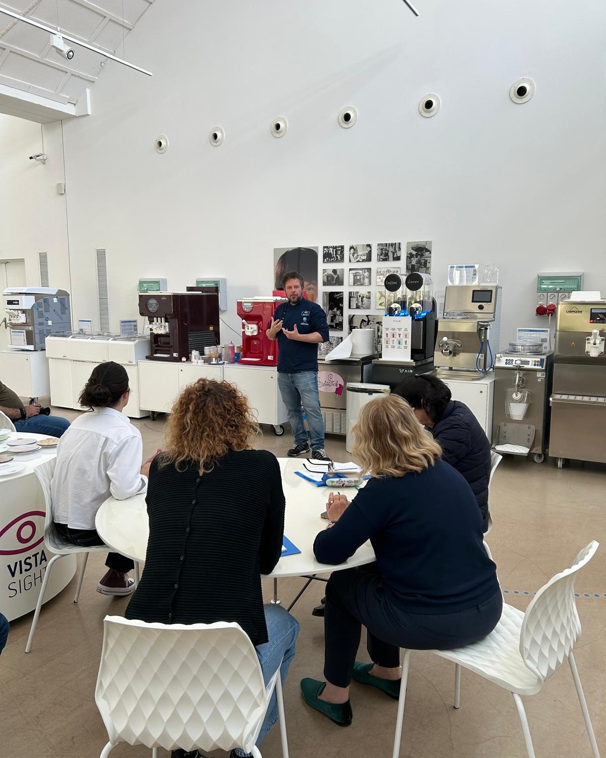 Mind The #Gelato 🍦
Il nostro primo press tour per @carpigiani1946 si è concluso tra gusto, ricerca e nuove visioni del gelato artigianale.
Dall’HQ di Anzola dell’Emilia al Gelato Museum, abbiamo accompagnato la stampa in un'esperienza che ha unito cultura e linguaggio di uno dei prodotti più amati del Made in Italy.
.
.
#MindThePop #MediaRelation #DigitalAgency #Parma