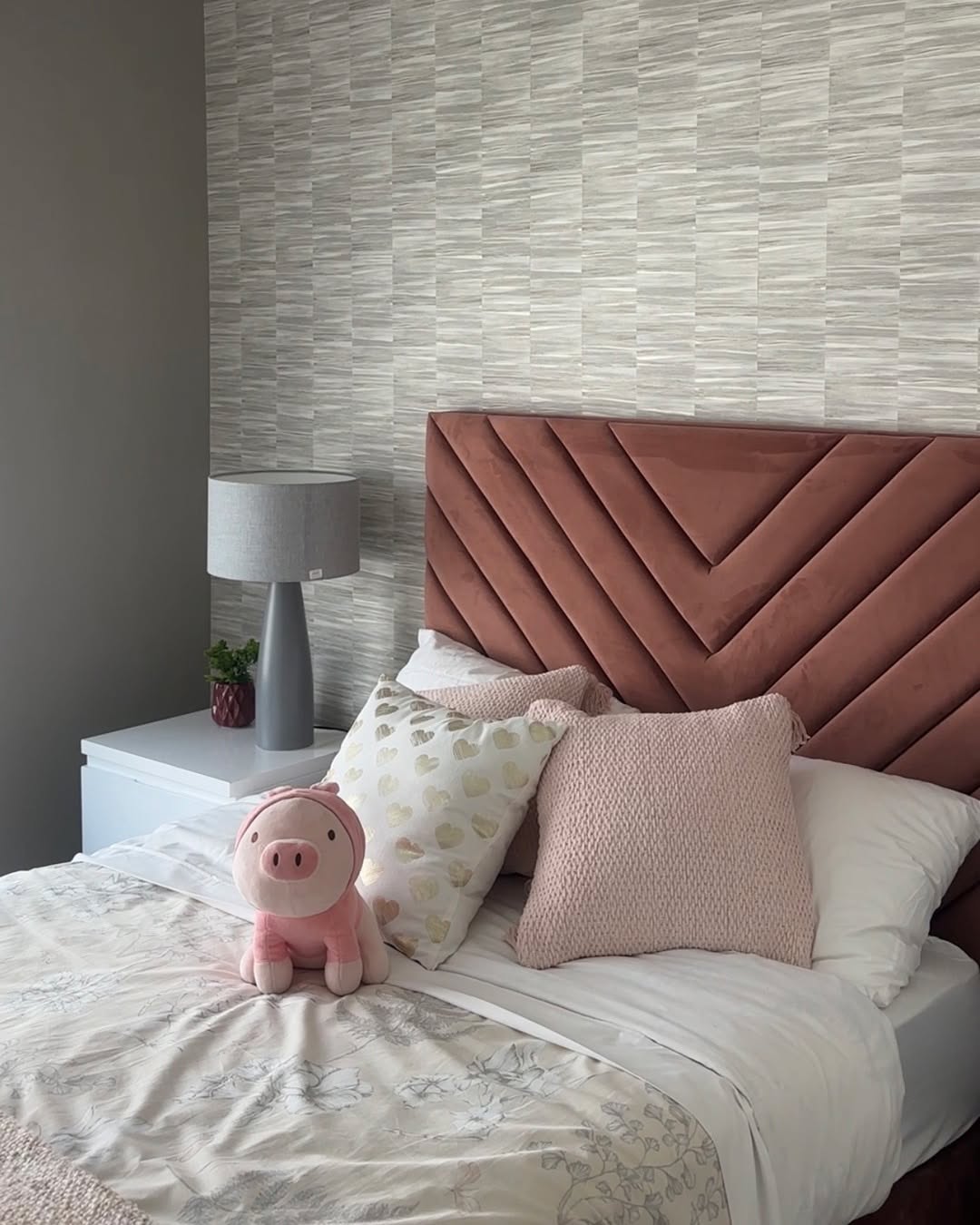 El equilibrio perfecto entre descanso e independencia. 🧸
Diseñamos e instalamos recámaras a su medida. En Casa Decoración nos aseguramos de que su espacio sea un refugio creativo y funcional.
💬 Mándanos un mensaje al 442 592 6041 por WhatsApp o agenda una visita para asesorarte.
#DiseñoDeInteriores #CasaDecoracion #HabitacionInfantil #Lambrín #Decoración