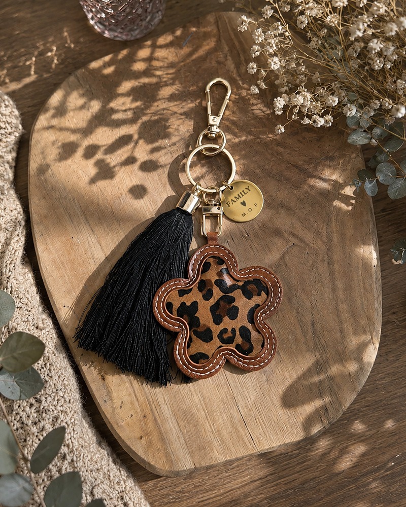 Un porte-clés ? Oui.
Un bijou de sac ? Aussi.
Un petit cadeau original et unique ? Clairement 🤎✨
Personnalisez-le avec un prénom, un mot doux ou une petite déclaration d’amour 🤎
Et gros coup de cœur pour la double personnalisation : la médaille + la fleur léopard 🐆
#bijoudesac #porteclespersonnalise #cadeaupersonnalise #mamandamour #fetedesmeres #cadeaupersonnalise #luzetnina