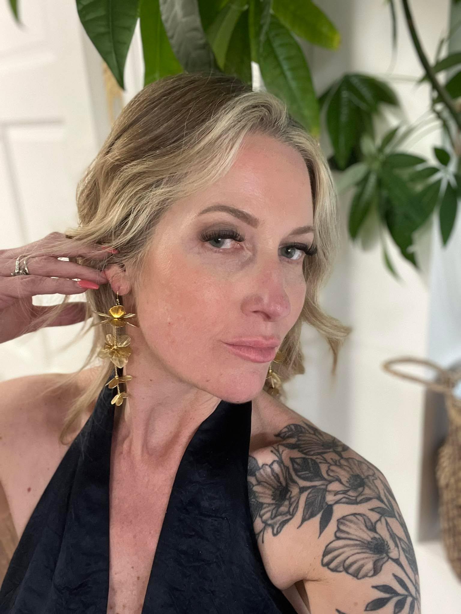 When I say I don’t take selfies… I really don’t. It’s just not who I am — I’ve never looked at myself as pretty, I’ve always been pretty average. I’ve made it my mission in life over the past several years to enhance the natural beauty and confidence in every woman that comes to see me.
When I finish the last of my client this evening, I took a minute to really look in the mirror and I’m in shock and the incredible change 💗
3 syringes of jawline filler to help rebalance my lower face, and I’m honestly so grateful. Gaining and losing 100 lbs twice has not done my skin any favors, but Kiera has worked absolute miracles on my skin laxity and has given me the confidence to go without makeup more often than not.
Freshly poked photo ⬇️⬇️