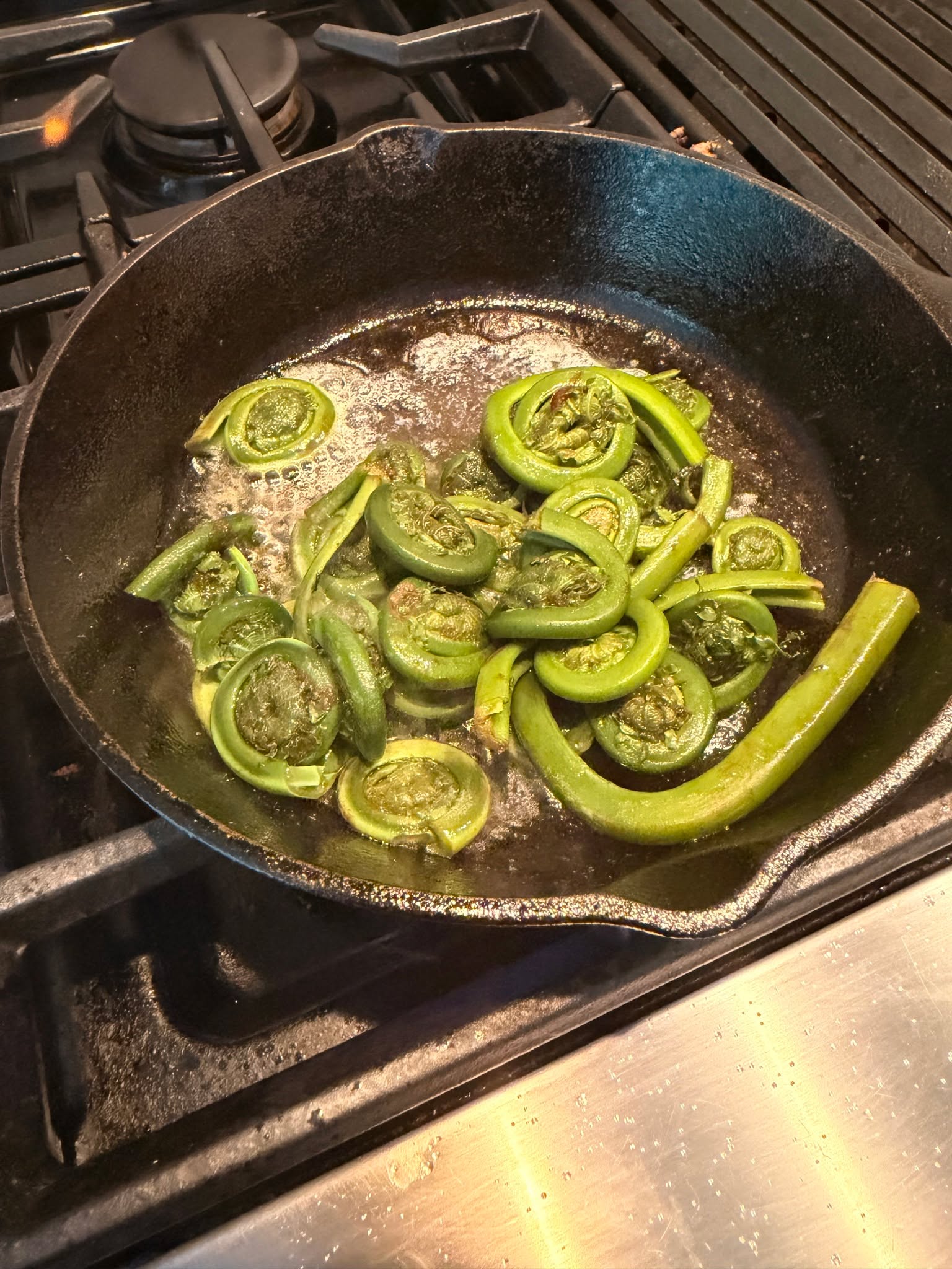 You know spring is finally here when fiddleheads are in grocery stores! So freaking good!
Tu sais que c'est le printemps quand les têtes de violons sont en épicerie! Trop, trop bon!
#nutrition #nutritioncoaching #coachennutrition #printemps #têtedeviolon #spring #fiddleheads #warmenoughtoeatout #patioseason #enfinassezchaudpourmangerdehors
