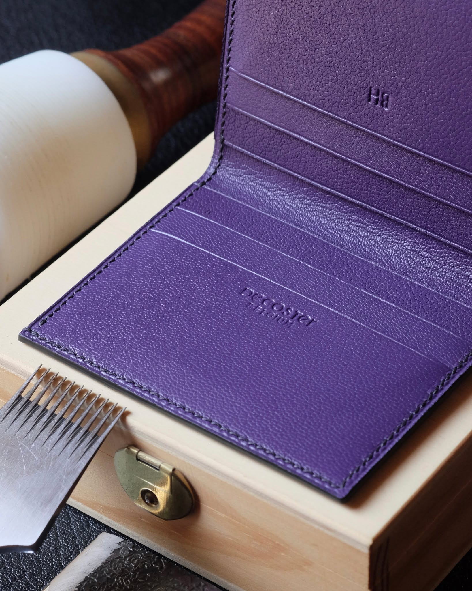 đ§đŞđđť Cousu main en Belgique
â˘
Portefeuille no. 31 entièrement fait main et cousu main en cuir dâautruche marron chocolat, intĂŠrieur en chèvre Sully violet, fil de lin noir, peinture des bords noire et initiales marquĂŠes Ă chaud.
â˘
#atelierdecoster #decoster #artisan #handmade #handstiched #handmadeinbelgium #madeinbelgium
â˘
#handmadewallet #bespokewallet #customwallet #handmadeleatherwallet
â˘
#ostrichwallet #ostrichleather #ostrichleatherwallet
