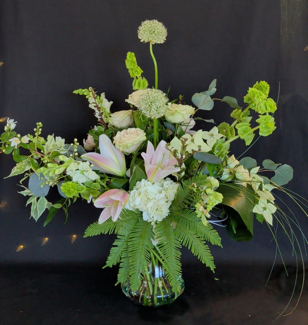 Celebrating a 5 year anniversary
She loves white and green 💚 💚
Jeanne Davis AIFD Cfd
#ABF#5roses#allium#lilies