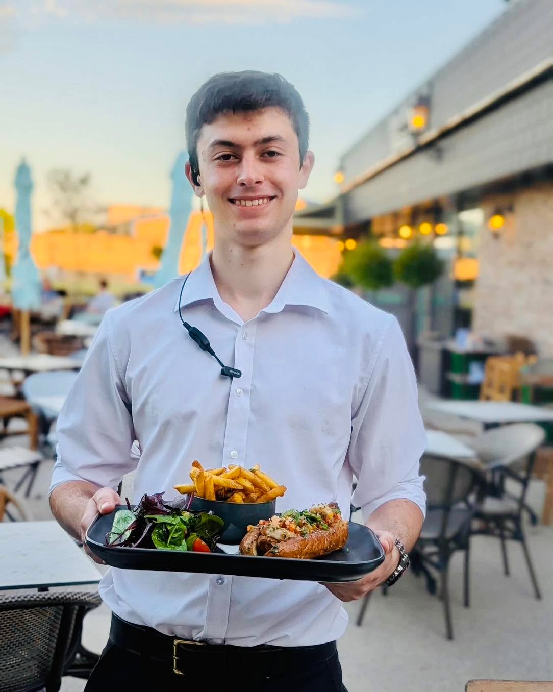 Midweek Special✨
Cajun Crab & King Prawn Po'Boy
Cajun crab, garlic king prawns, charred corn Pico de Gallo, brioche bun, Cajun fries & side salad.
Enjoy 😉
📞01383 821115
