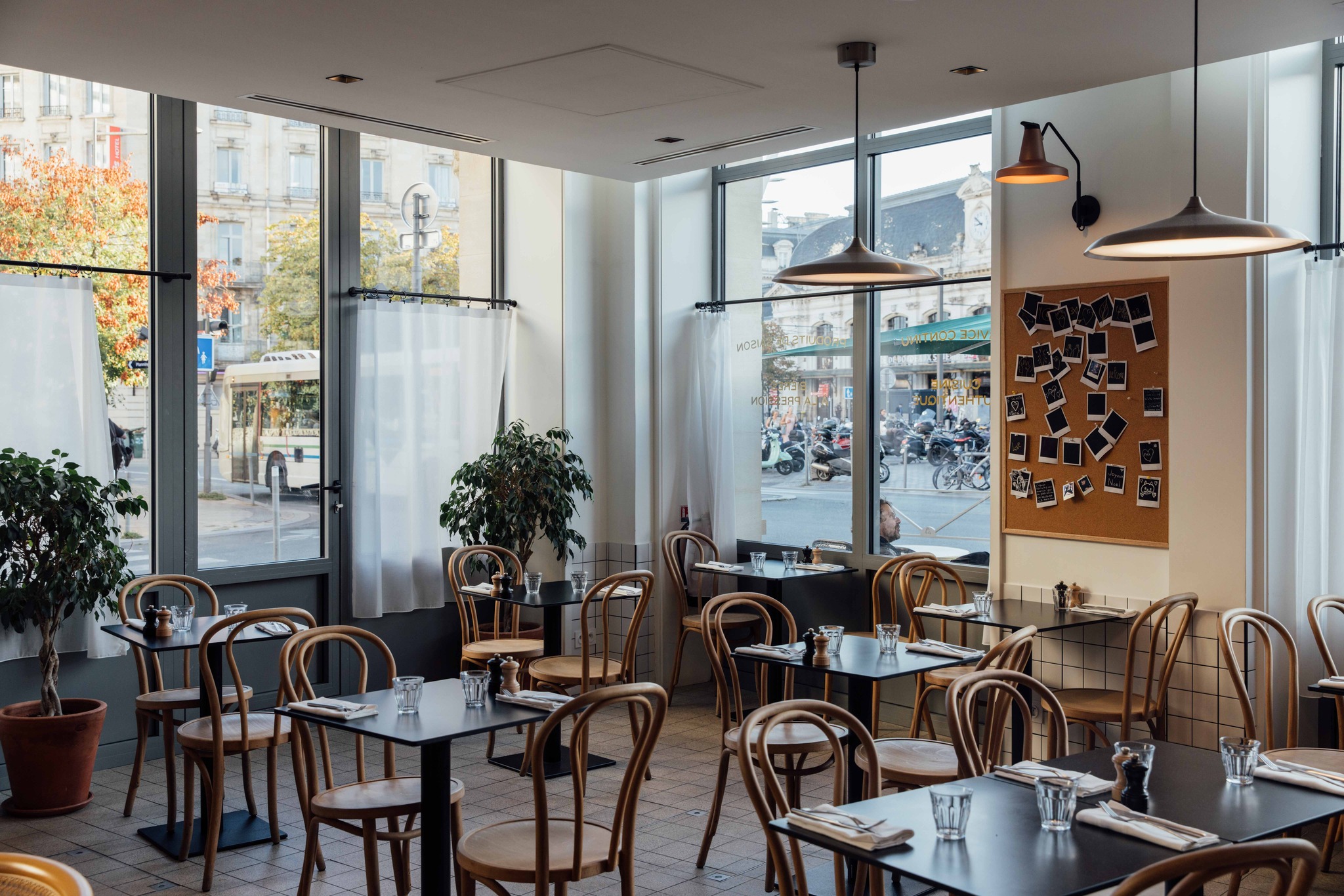 🍽️ Une pause gourmande à deux pas de la gare Saint-Jean
Envie d’un déjeuner savoureux ou d’un dîner convivial ?
Au Bistrot Saint Jean, on vous accueille dans une ambiance chaleureuse avec une cuisine de saison, simple et généreuse.
👉 Idéal avant un départ ou après une arrivée à Bordeaux
📍 Mercure Bordeaux Centre Gare Atlantic
#Bordeaux #RestaurantBordeaux #BistrotSaintJean