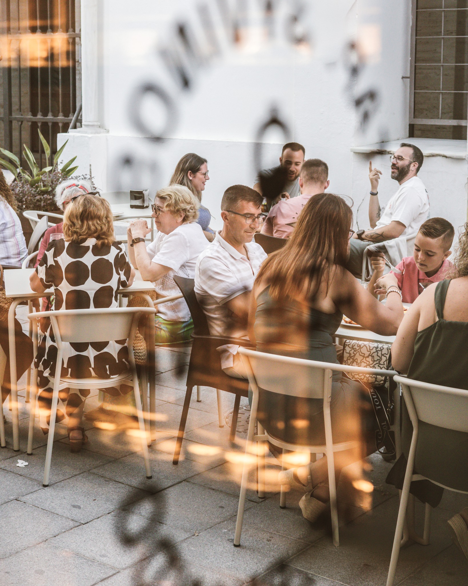 Se nota que el verano está a la vuelta de la esquina... y en Doña Frasquita la terraza empieza a llenarse aún más de vida
Ya vamos teniendo ganas de esas conversaciones que se alargan, ese brindis al caer la tarde, el tapeo en el centro y ese ambiente que invita a quedarse un rato más.
Porque hay planes que saben todavía mejor cuando llega el buen tiempo.
-
#verano #sanfernando #ambiente #taberna #doñafrasquita