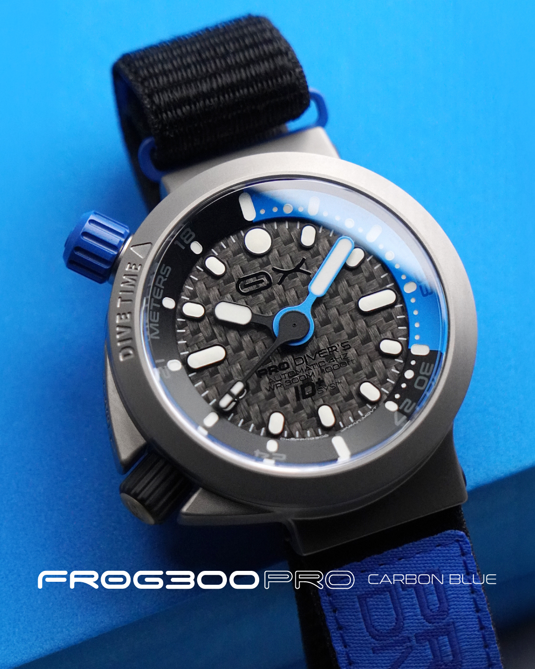 These are the first official real-life images we are releasing of the Carbon Blue. We hope you like them. A new chapter within the FROG300 PRO line, where engineered minimalism takes control.
WHO is the FROG300 PRO made for?
For those who are truly special: meticulous, organized, and driven by unbreakable routines. People who live with purpose, making every second count to satisfy their unique DNA. Yes… we could call them exclusive individuals.
Much like the Carbon Blue itself, which doesn’t try to look exclusive.
It simply is.
And on top of that, it’s ultra-comfortable thanks to its Cosmoband©.
Estas son las primeras imágenes reales oficiales que publicamos del Carbon Blue. ¡Esperamos que os gusten! La nueva línea FROG300 PRO, en la que impera un minimalismo tecnificado.
¿PARA QUIÉN es el FROG300 PRO?
Para aquellos verdaderamente especiales: meticulosos, ordenados y de rutinas inquebrantables. Personas que viven con propósito, aprovechando cada segundo para satisfacer su ADN único. Sí… podríamos hablar de personas exclusivas.
Algo así como el Carbon Blue, que no intenta parecer exclusivo.
Simplemente lo es.
Y además, es ultra-cómodo gracias a su Cosmoband©.
#oxtoolwatches #frog300 #professionalwatches #unusualwatches